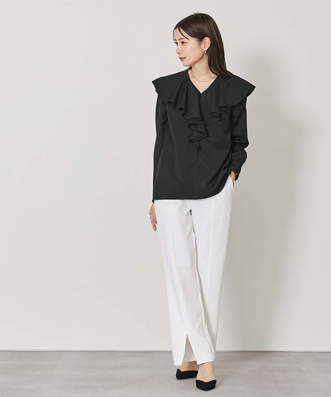 ur's「Vネックラッフルブラウス」|シャツ・ブラウス|