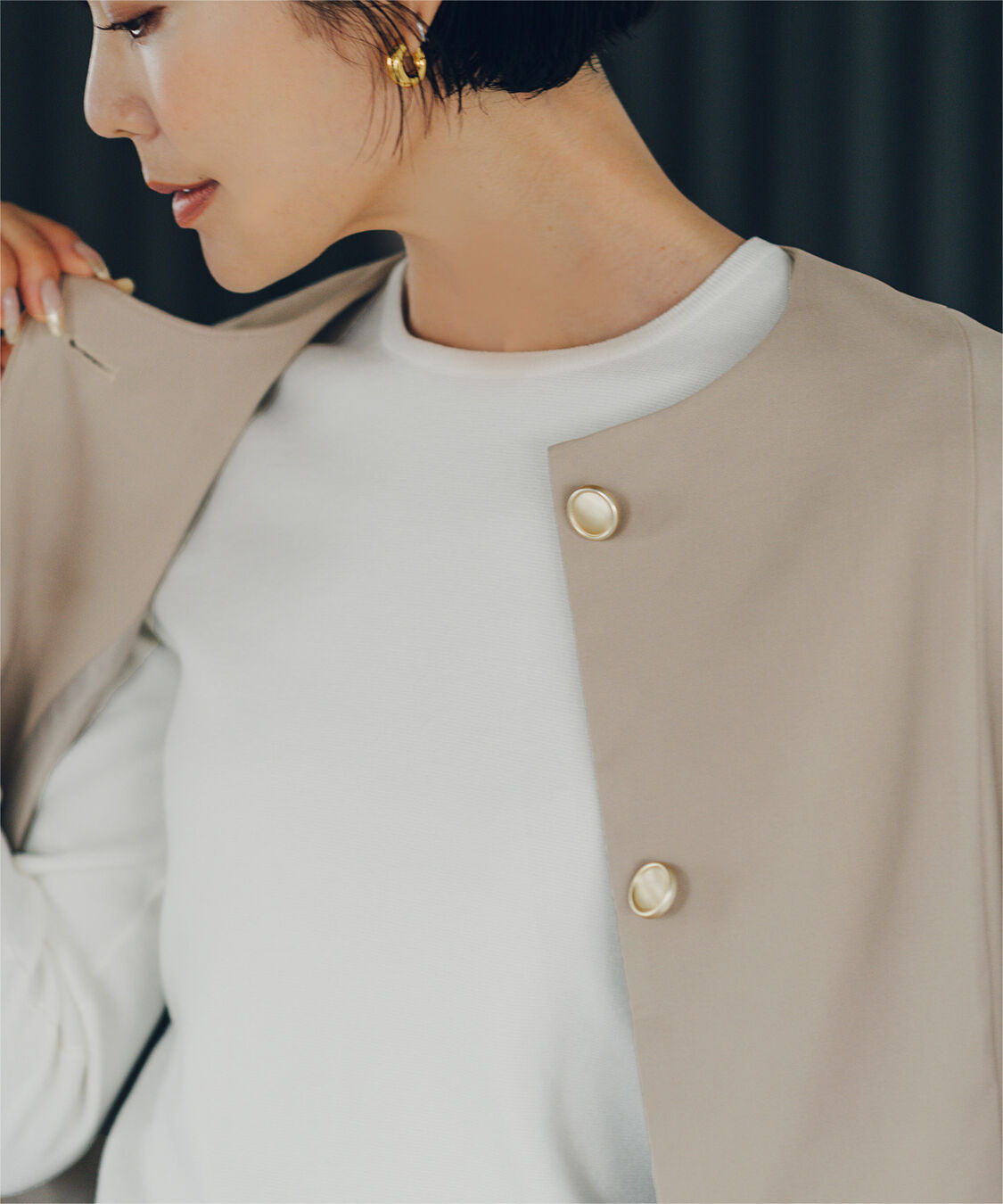 ur's「【小林有里さんコラボアイテム】美シルエットゴールド釦ペプラムジャケット」|ノーカラージャケット|