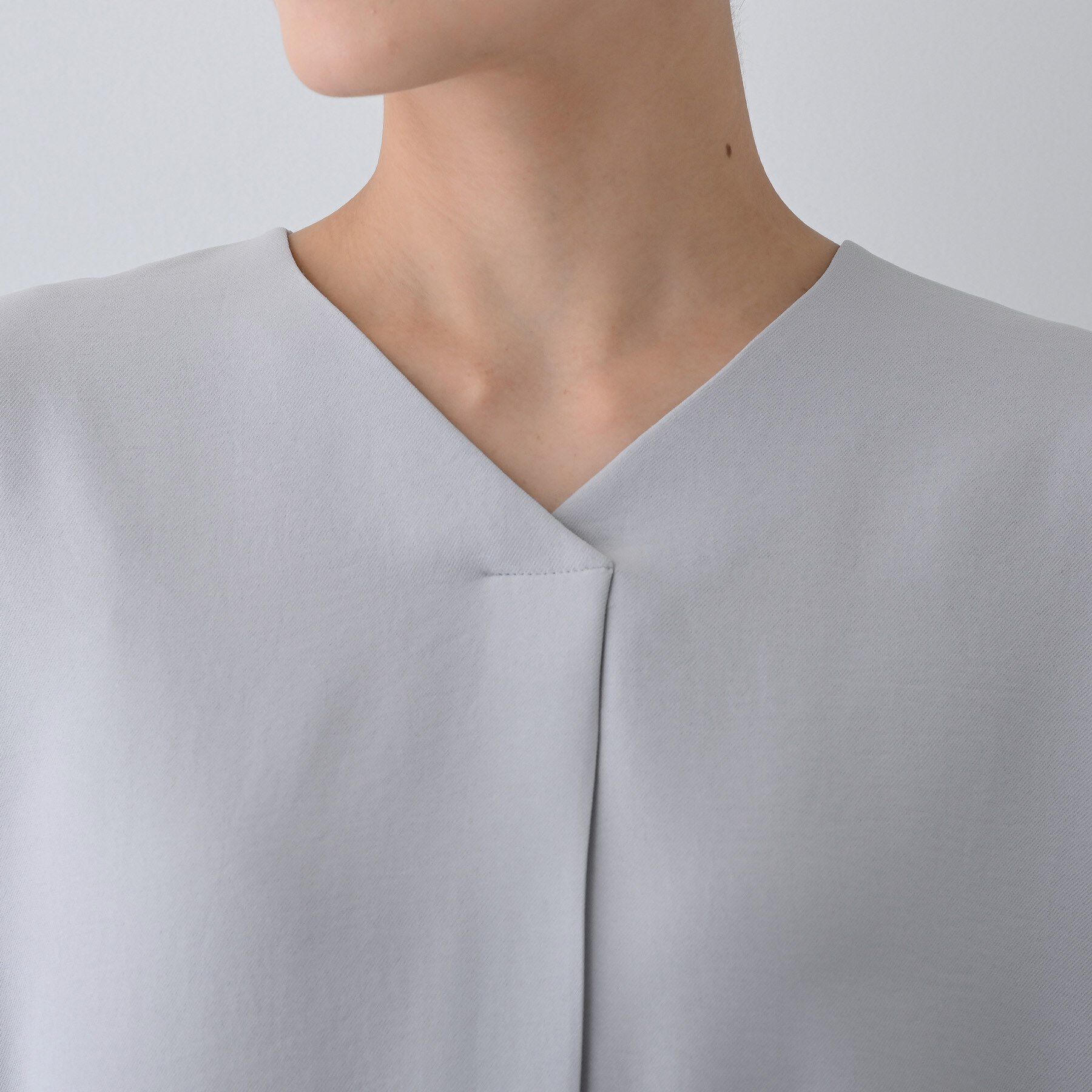 INDIVI「【着る日傘/遮熱/UVケア】Vネックドルマンスリーブブラウス」|シャツ・ブラウス|