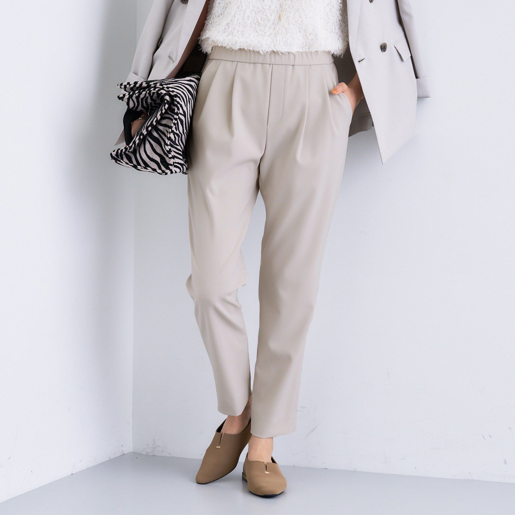 INDIVI「人気NO.1【褒められパンツ／高ストレッチ／ウエストゴム】タックテーパードパンツ」|その他|グレージュ(050)