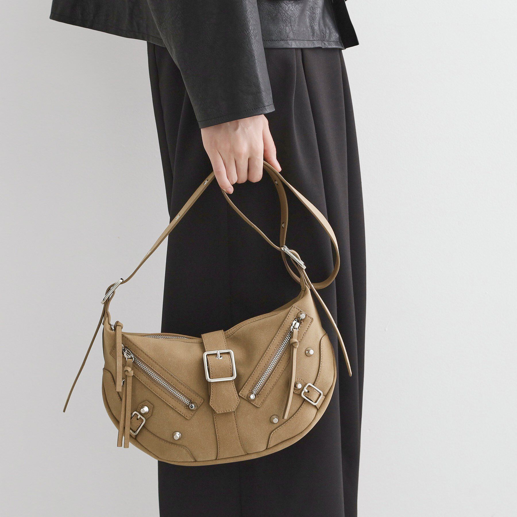 tk.TAKEO KIKUCHI「【FANCYシリーズ】スタッズクレセントショルダーバッグ」|ショルダー・メッセンジャー|