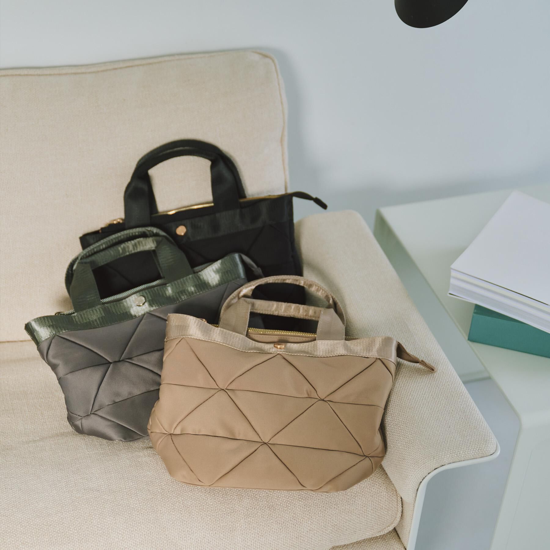 OPAQUE.CLIP「【2WAY／軽量】トライアングルキルティングミドルトートバッグ」|トートバッグ|