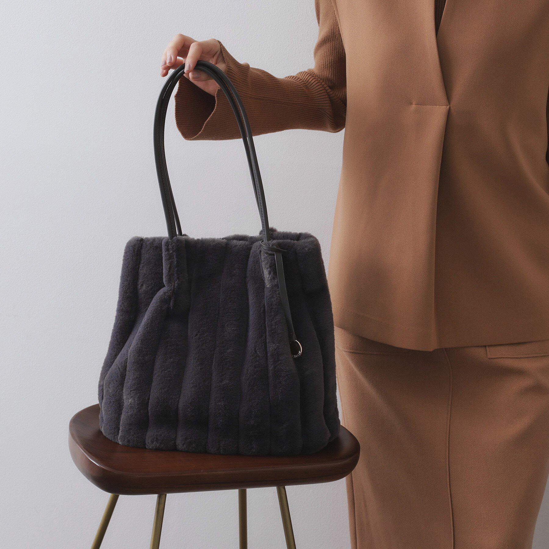 OPAQUE.CLIP「【A4サイズ対応／マチ付き】ストライプフェイクファートートバッグ」|トートバッグ|チャコールグレー(0