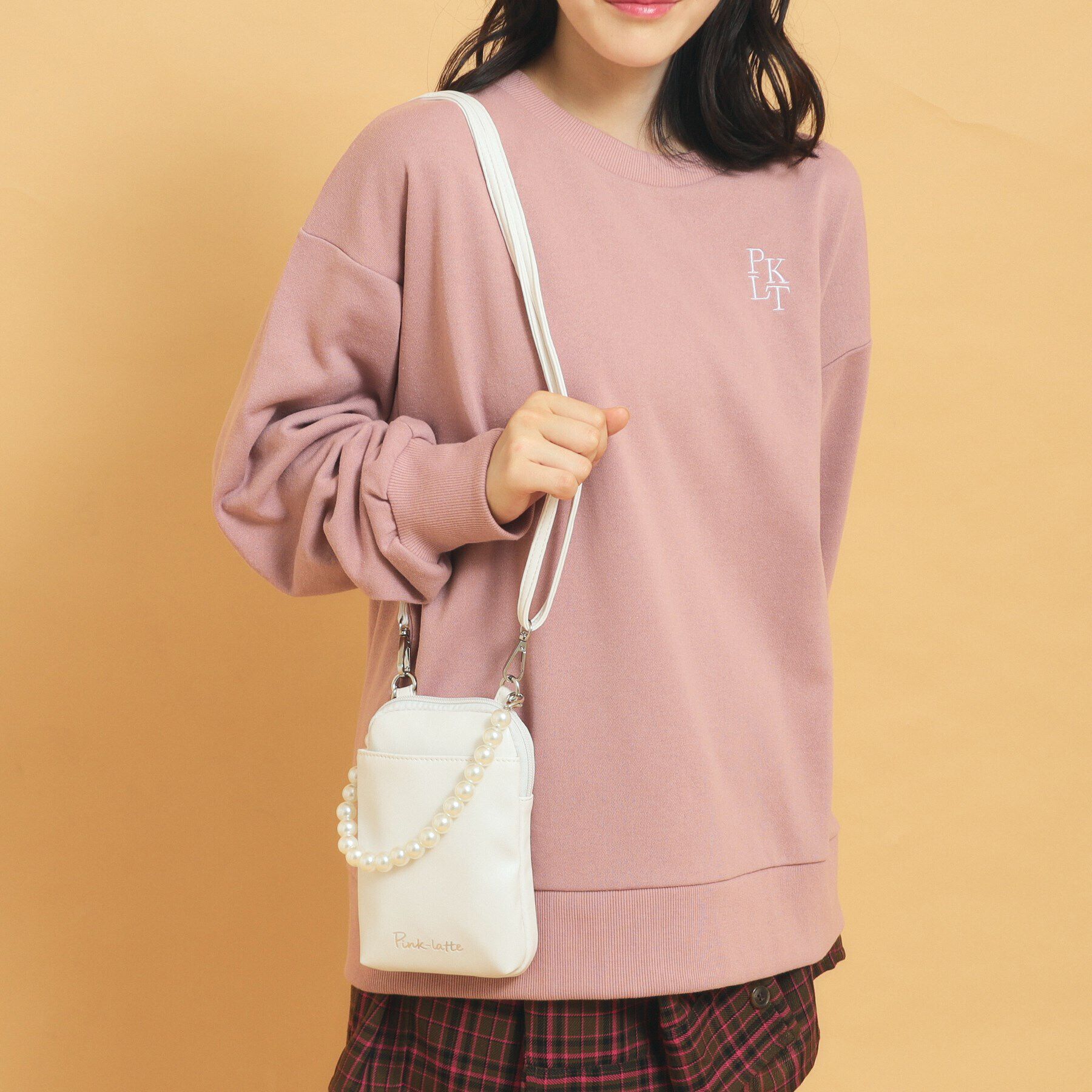 PINK-latte「チャーム付き縦型ショルダー」|ショルダー・メッセンジャー|オフホワイト(003