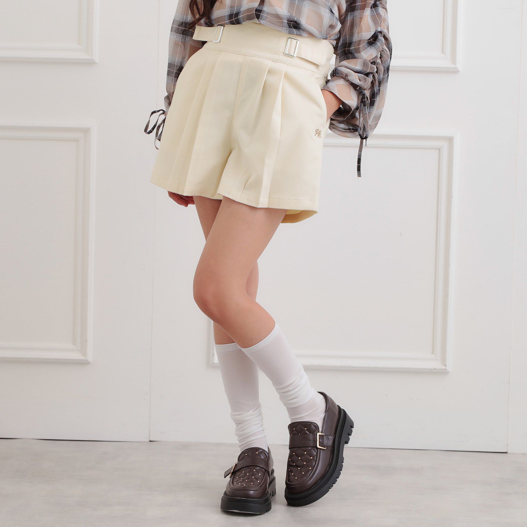 PINK-latte「バックルハイウエストショートパンツ」|キュロット|アイボリー(004)