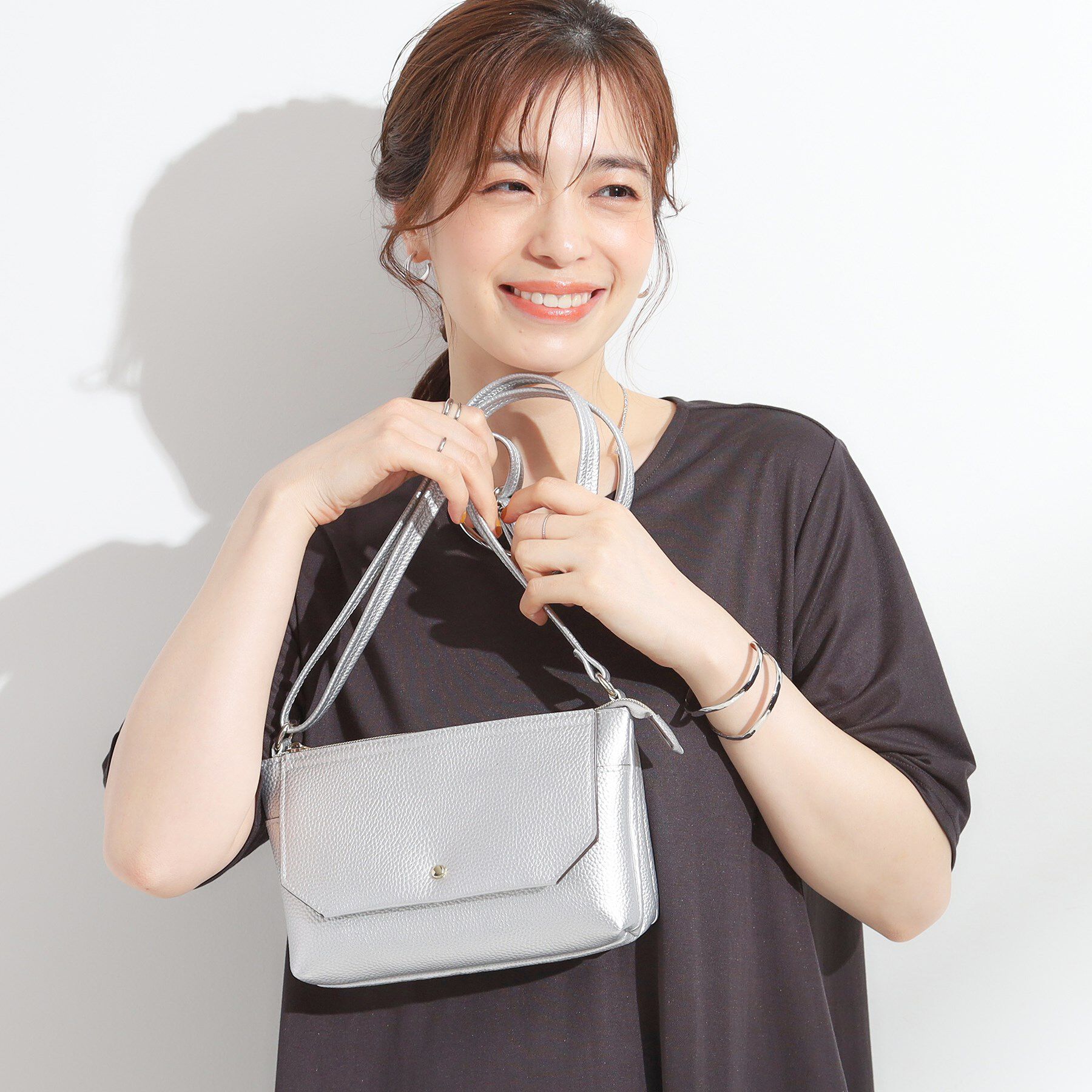 SHOO･LA･RUE「【軽量】ふわっと軽いフラップショルダーバッグ」|ショルダー・メッセンジャー|ブラックシルバー(0