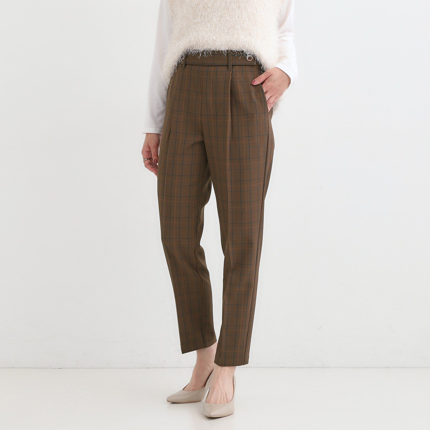 SHOO･LA･RUE「【S-LL/チェック柄アソート】脚のラインをきれいに見せる タックテーパードパンツ」|その他|ブラウン(243)