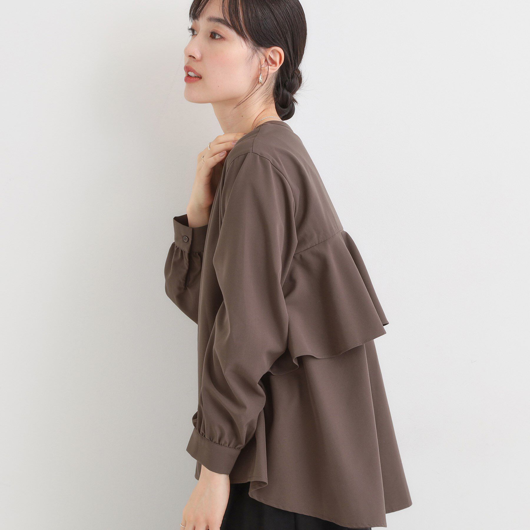 SHOO･LA･RUE「【洗濯機可/S-LL】春まで着られる バックフリルシャツ」|シャツ・ブラウス|ブラウン(043)