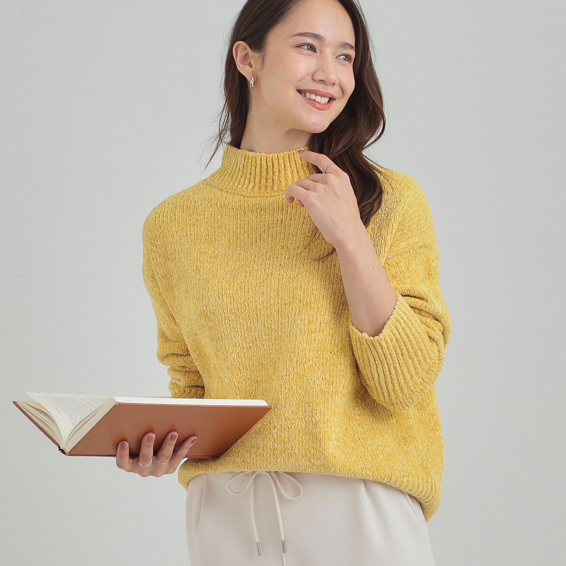 SHOO･LA･RUE「【S-LL】ほんのりラメで女性らしい ベロアモールモックネックニット」|ニット・セーター|イエロー(031)