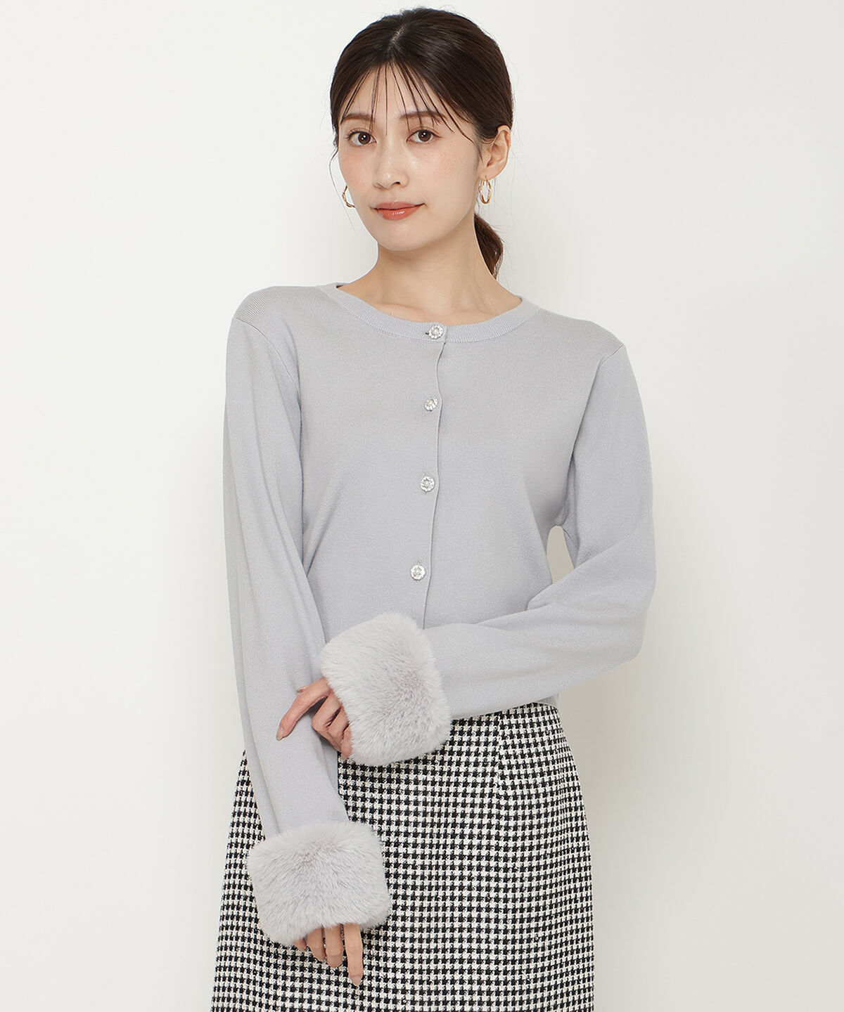 アンドクチュール「袖ファー付きビジューカーディガン」|カーディガン|ライトグレー