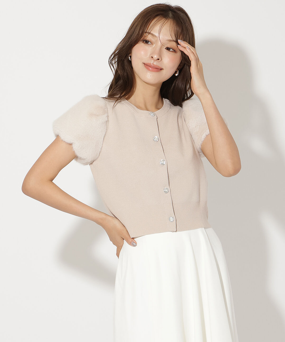 アンドクチュール「ファー付きビジューボタンプルオーバー」|ニット・セーター|ベージュ