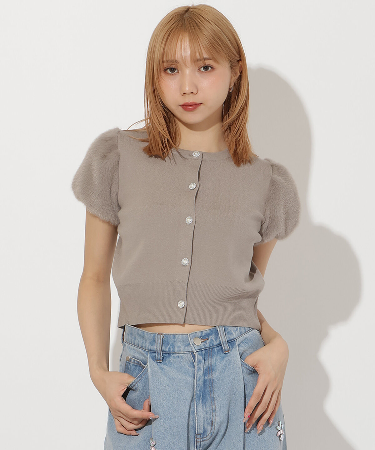 アンドクチュール「ファー付きビジューボタンプルオーバー」|ニット・セーター|グレー