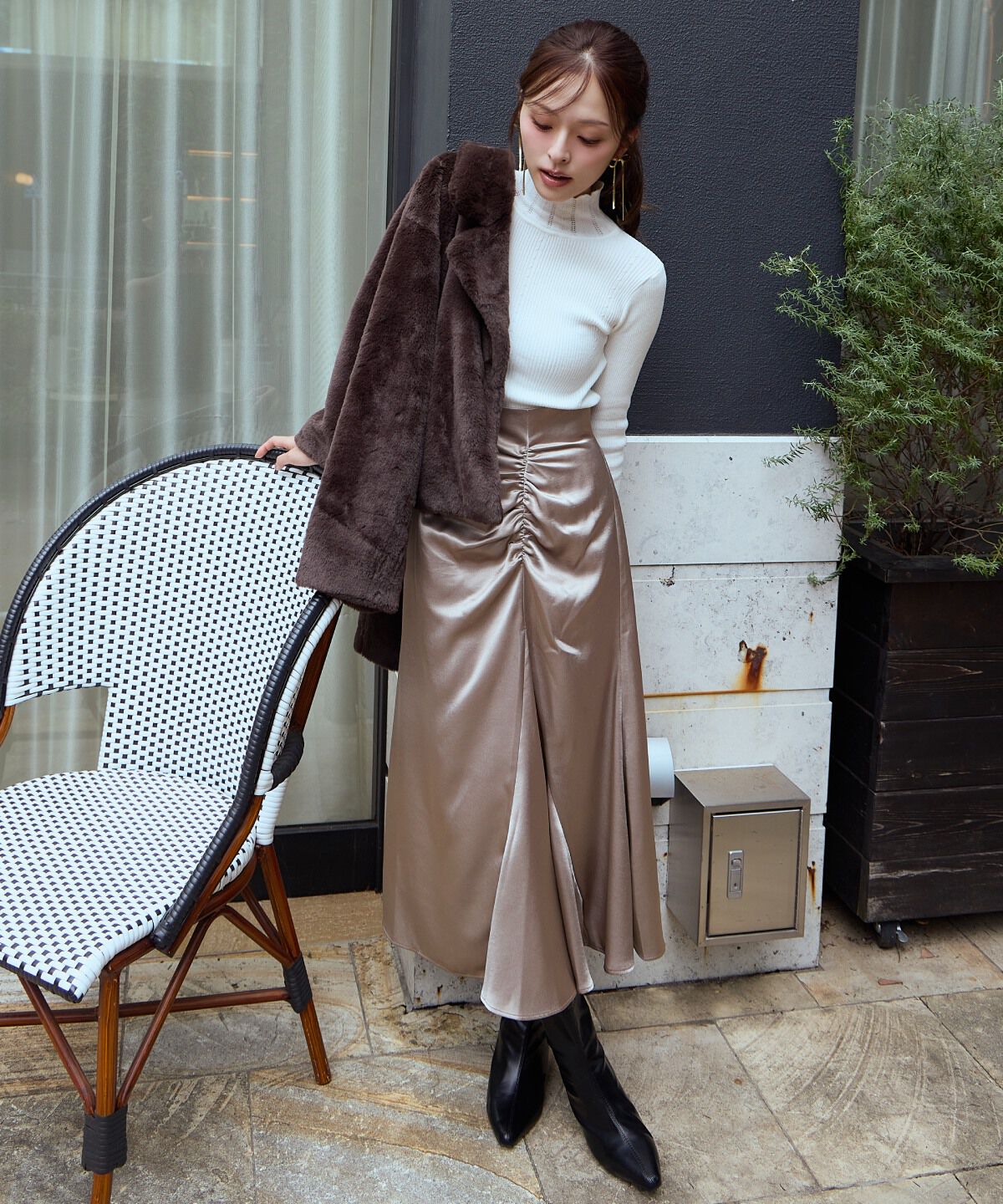 アンドクチュール「ワンサイドシャーリングサテンスカート」|フレア|