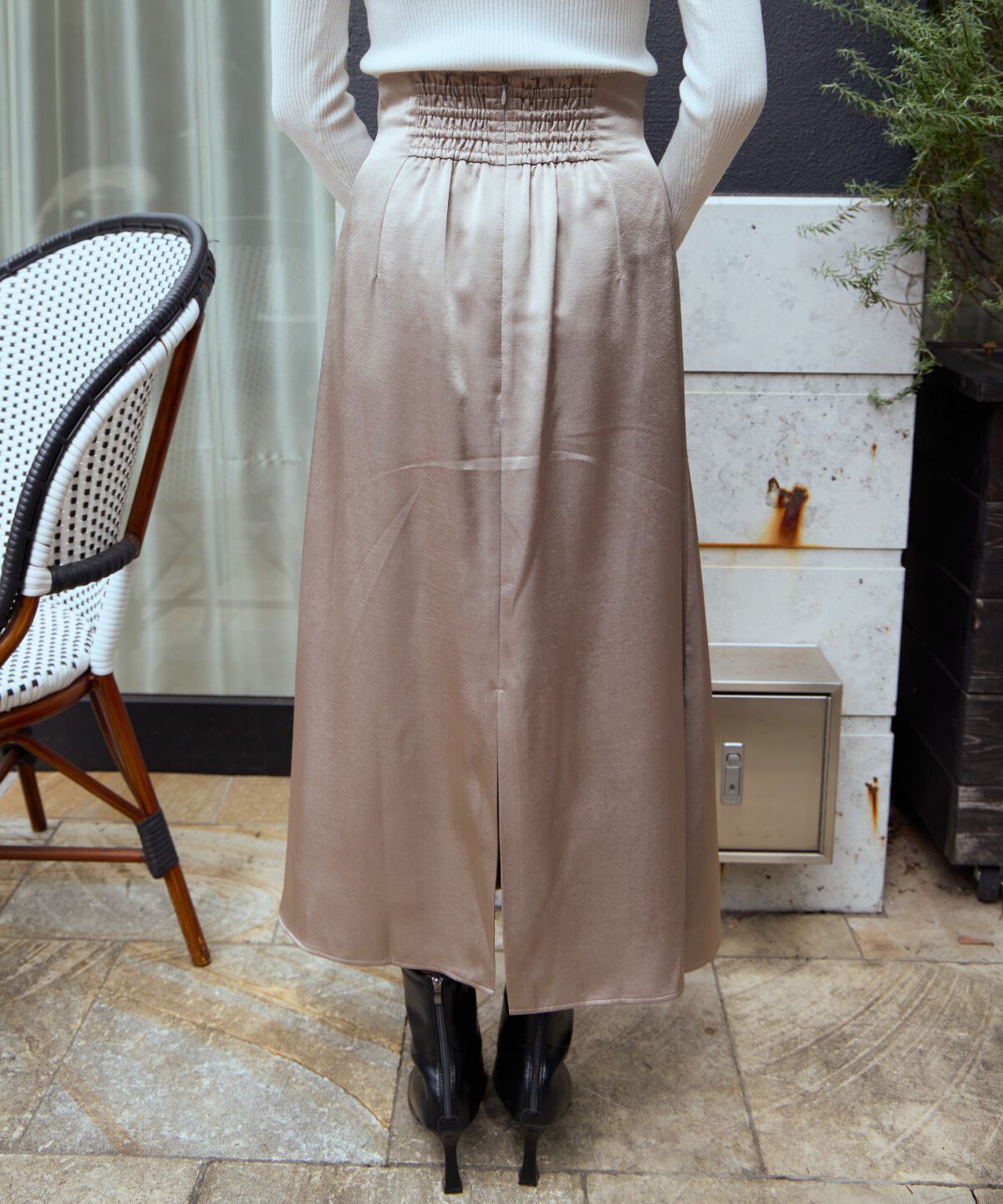 アンドクチュール「ワンサイドシャーリングサテンスカート」|フレア|