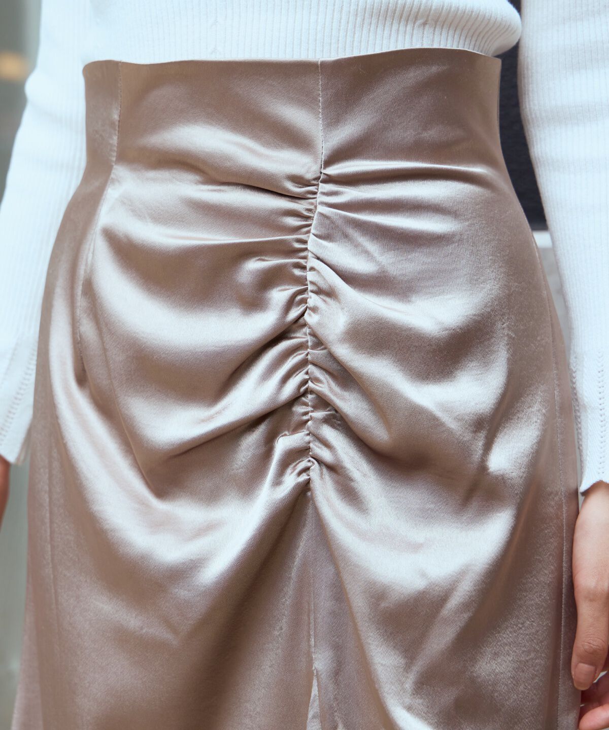 アンドクチュール「ワンサイドシャーリングサテンスカート」|フレア|