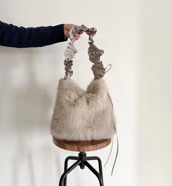 fredy emue「ギャザーハンドルエコファーショルダーバッグ」|ショルダー・メッセンジャー|