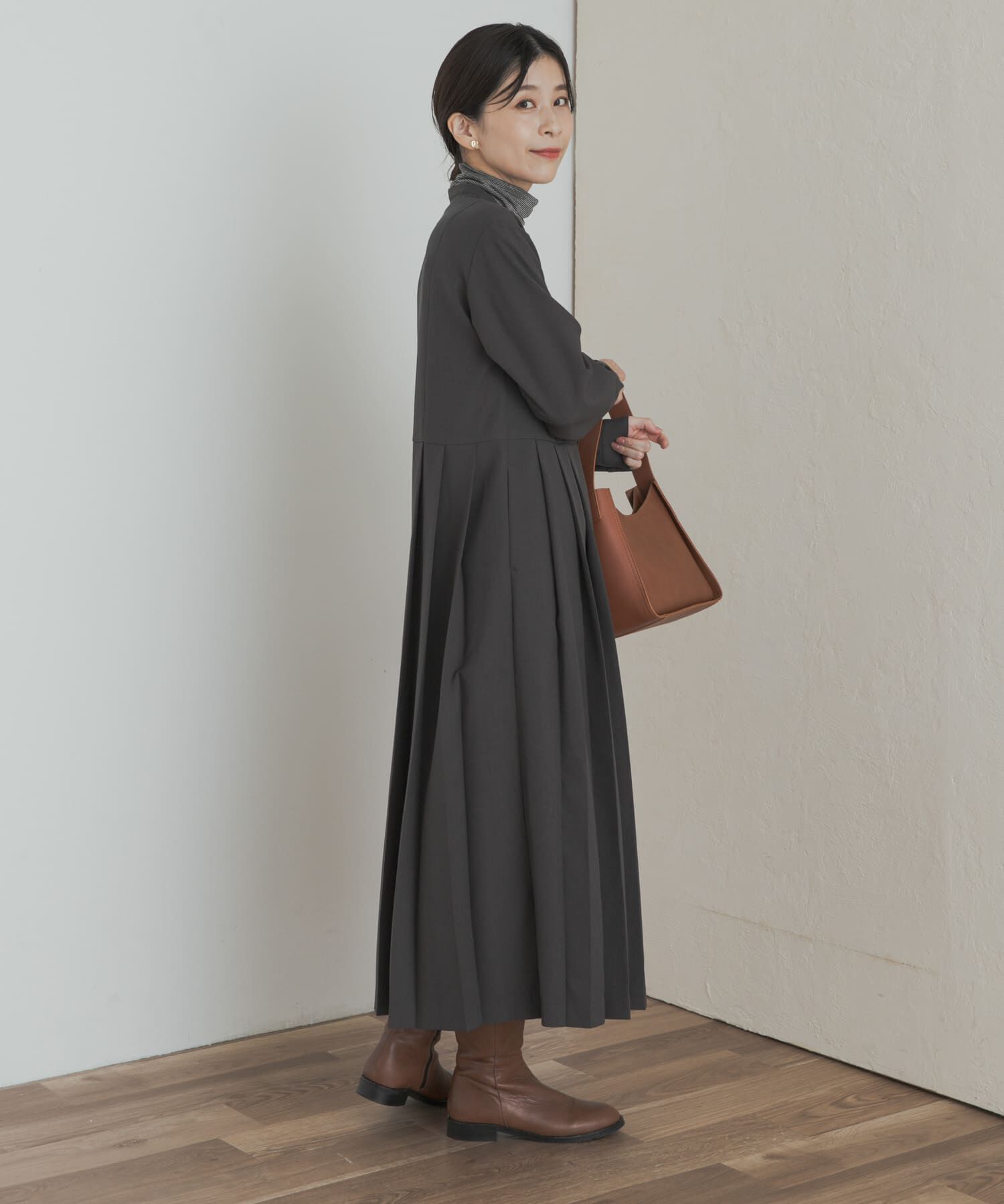 URBAN RESEARCH DOORS「『一部WEB限定カラー』『UR TECH SMOOTHLUXE』サイドプリーツ切替ワンピース」|ワンピース|