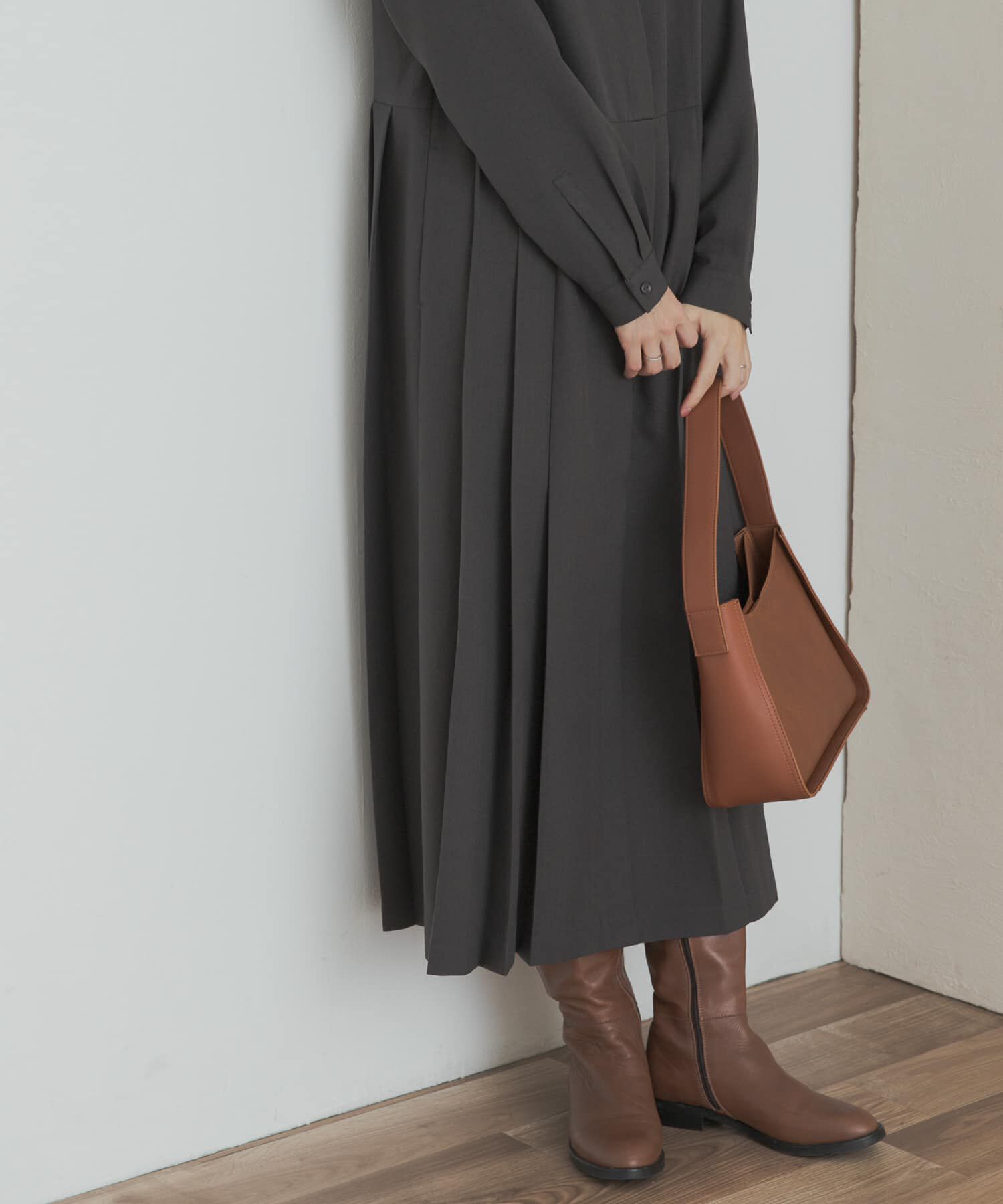 URBAN RESEARCH DOORS「『一部WEB限定カラー』『UR TECH SMOOTHLUXE』サイドプリーツ切替ワンピース」|ワンピース|