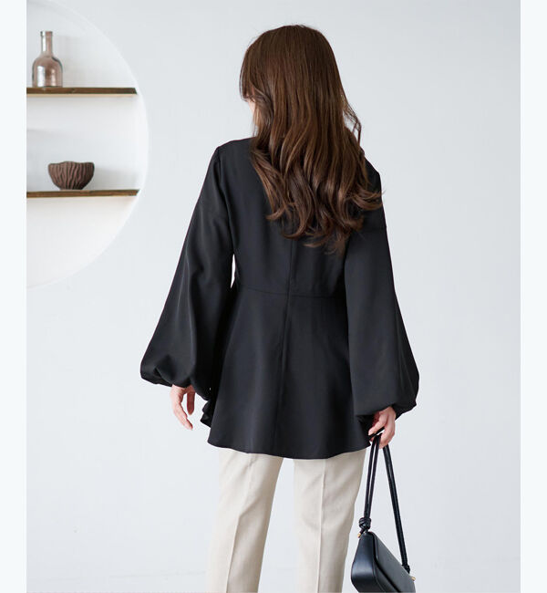 ur's「【尾﨑真衣さんコラボアイテム】Vネックバルーンスリーブバックペプラムトップス」|Tシャツ・カットソー|