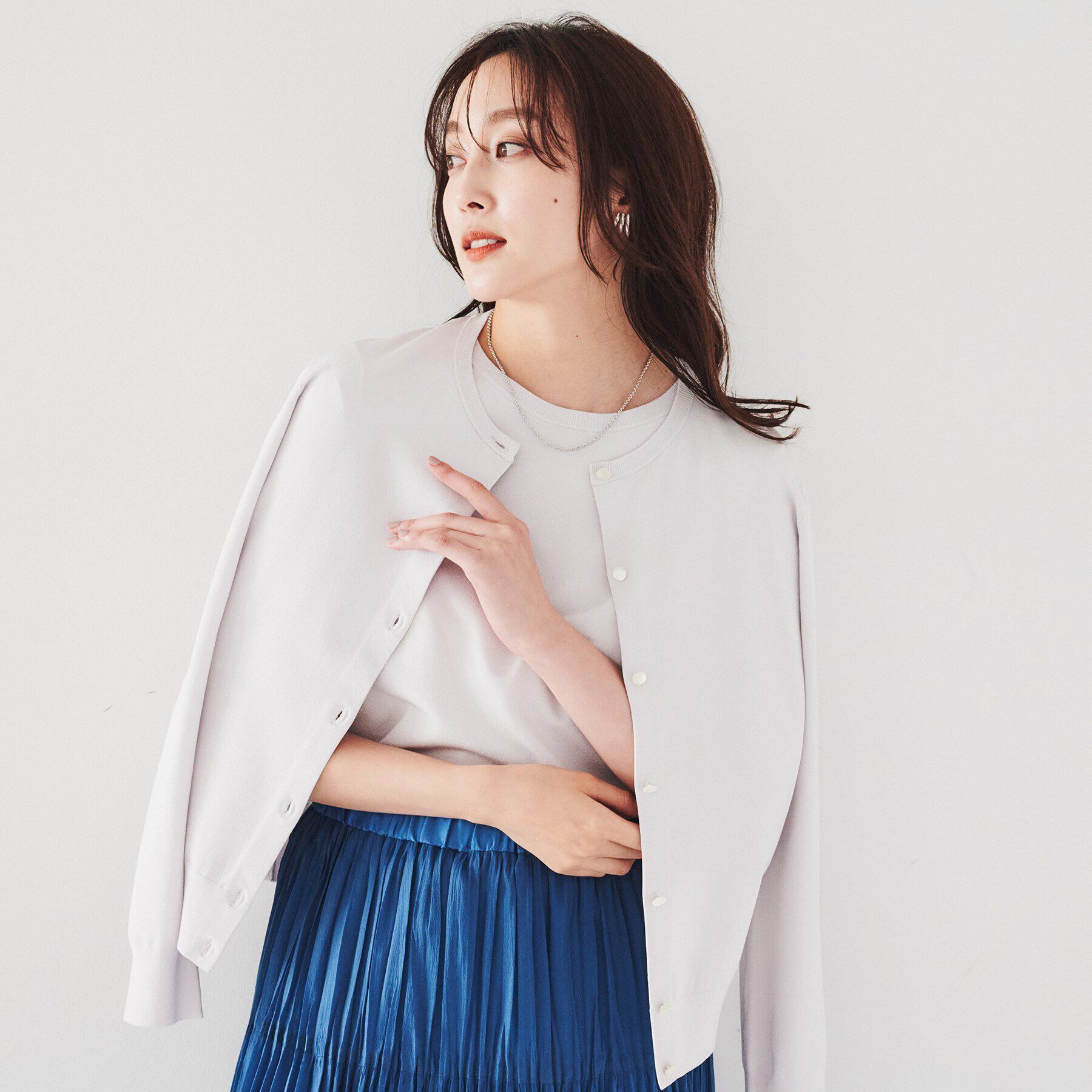 UNTITLED「【薄手素材/アンサンブル可能/】レーヨンストレッチ クルーネックカーディガン」|カーディガン|グレージュ(050)