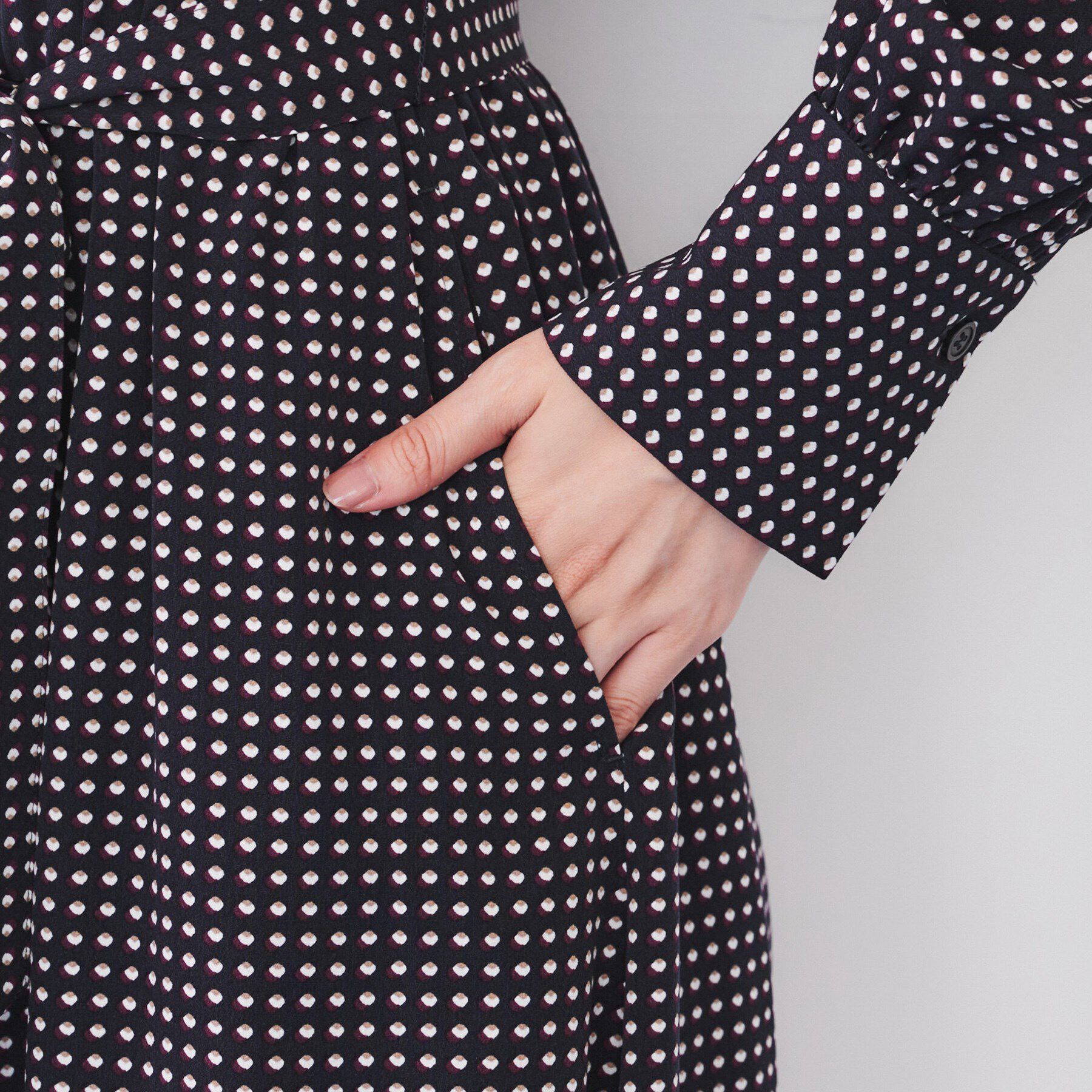 UNTITLED「【前開きボタン/ウエストゴム/ベルト付】変形ドット柄ワンピース」|ワンピース|