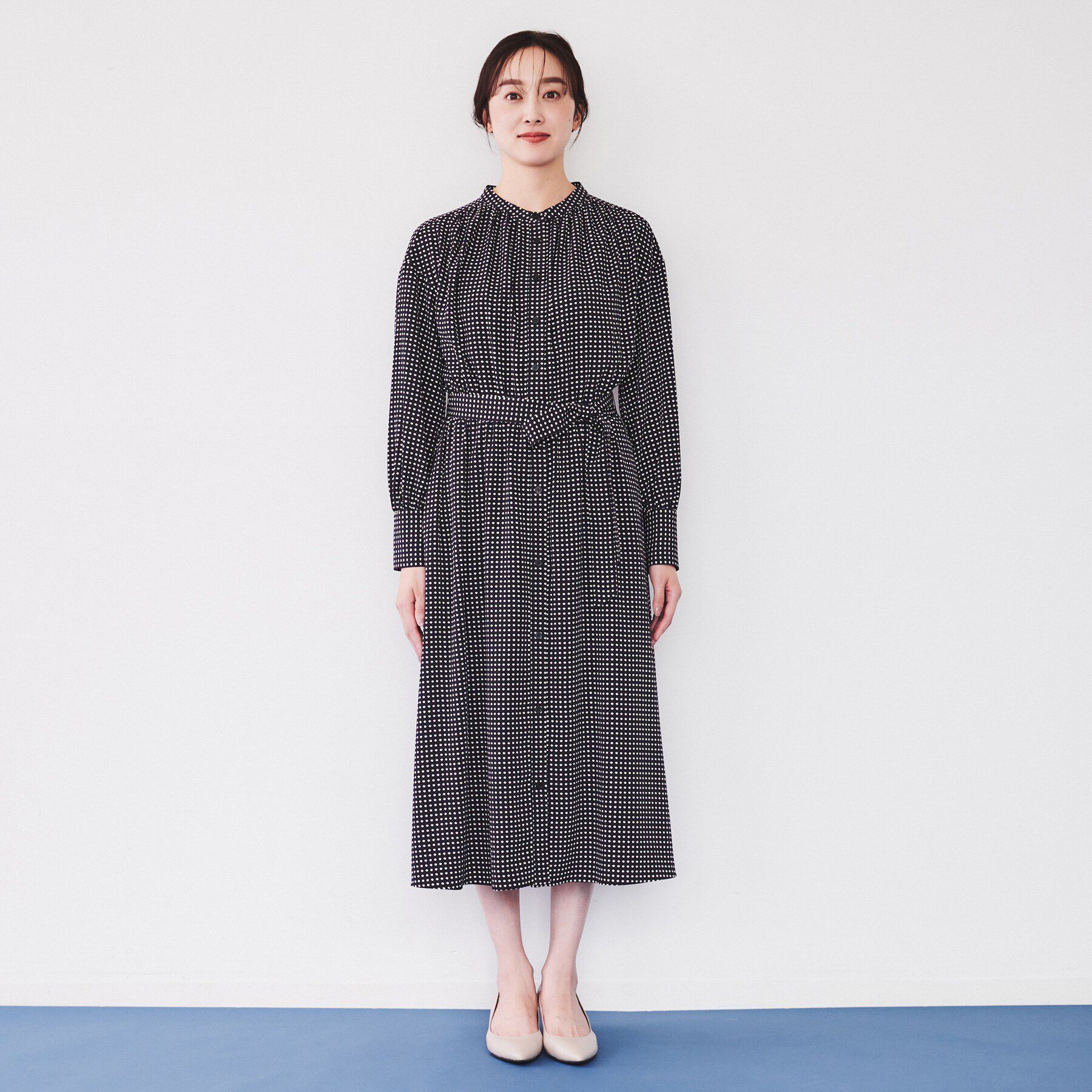 UNTITLED「【前開きボタン/ウエストゴム/ベルト付】変形ドット柄ワンピース」|ワンピース|
