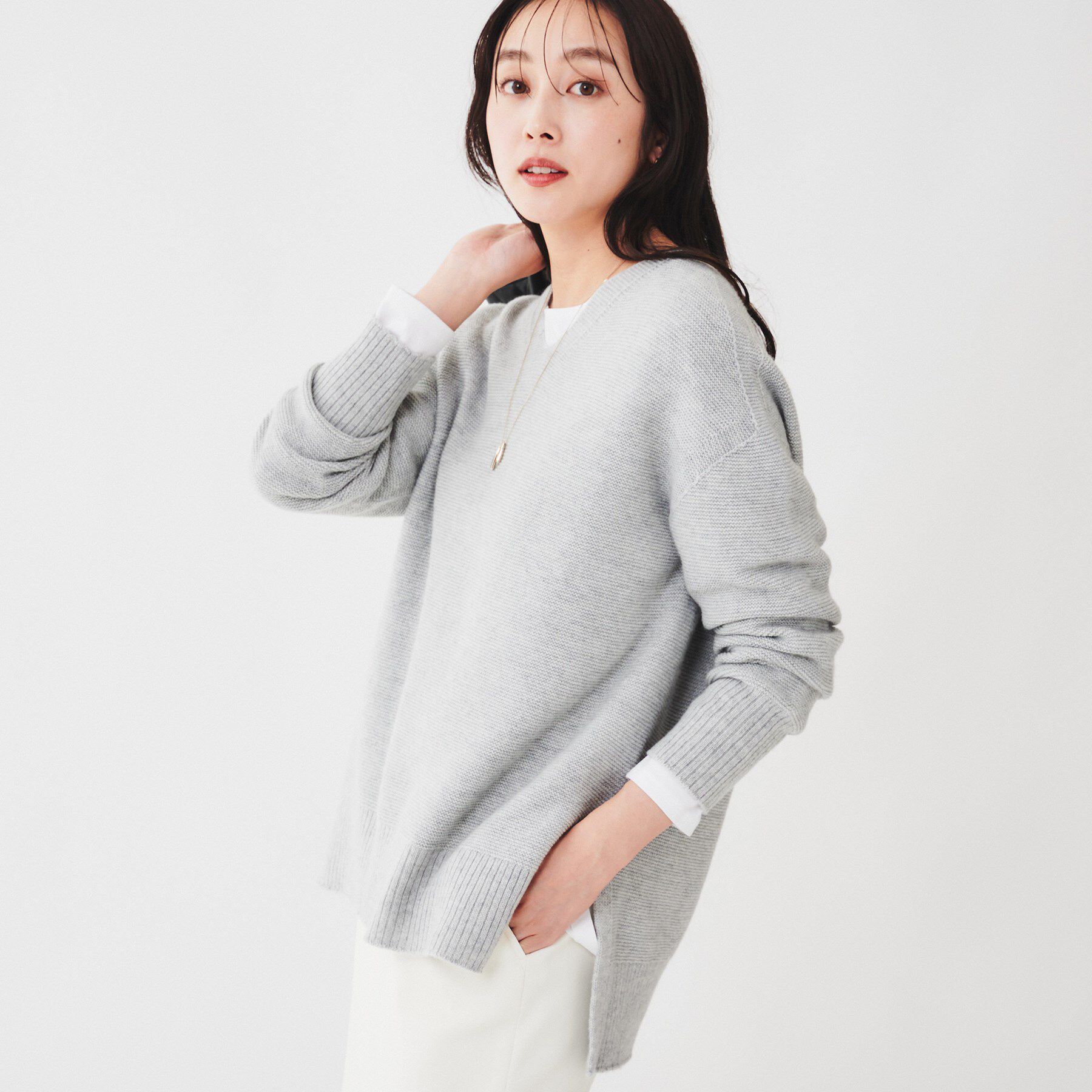 UNTITLED「【体型カバー/日本製/洗える】ウールシルクカシミヤミックス Vネックプルオーバーニット」|ニット・セーター|