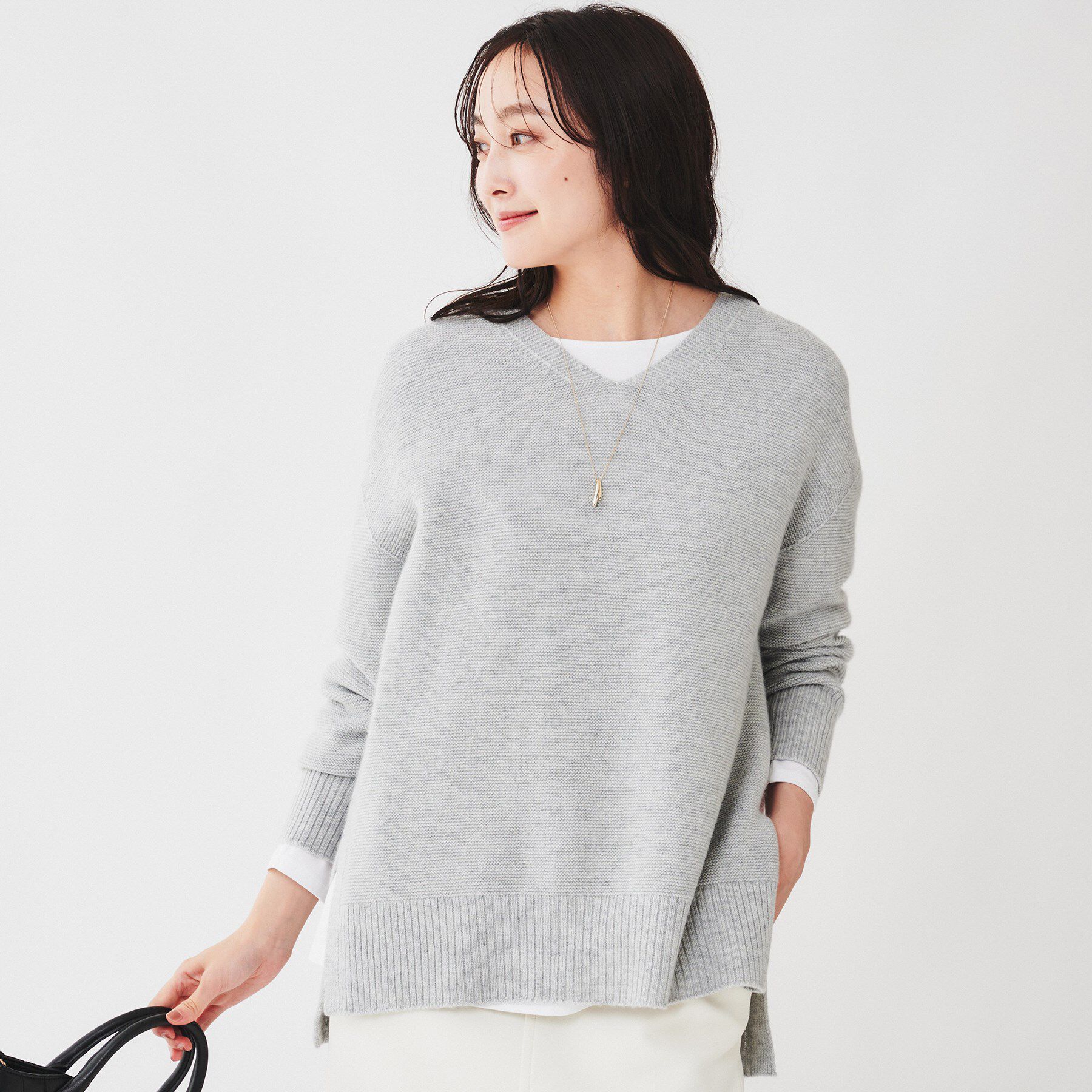 UNTITLED「【体型カバー/日本製/洗える】ウールシルクカシミヤミックス Vネックプルオーバーニット」|ニット・セーター|