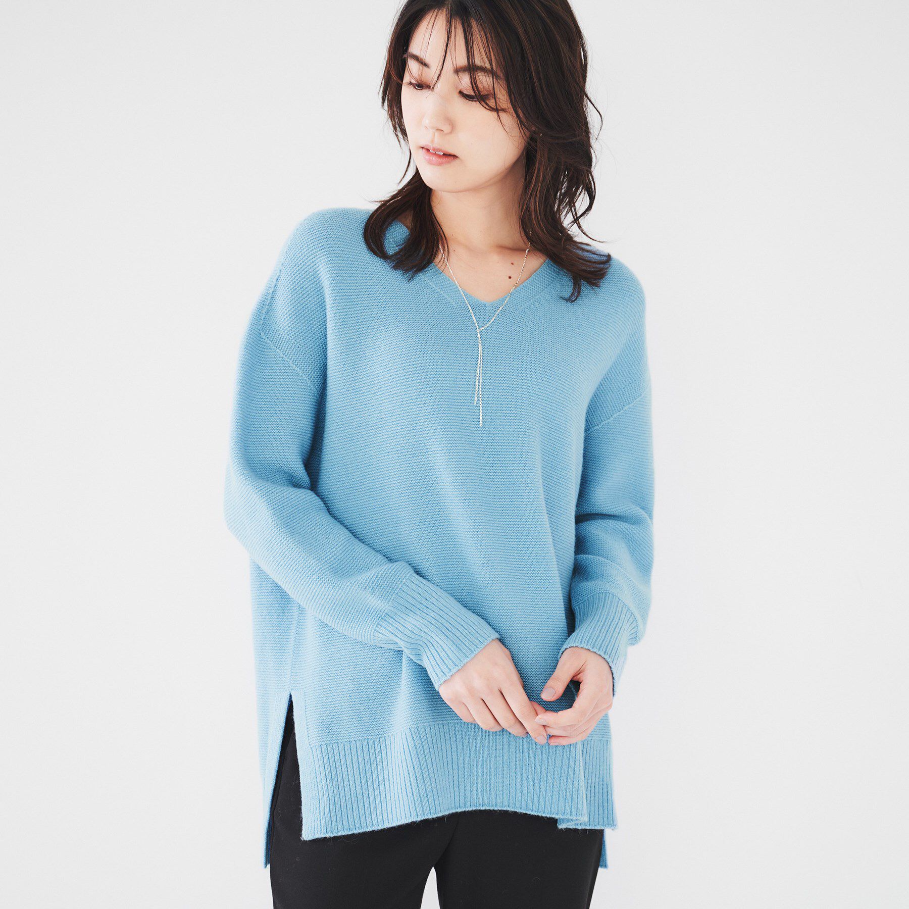 UNTITLED「【体型カバー/日本製/洗える】ウールシルクカシミヤミックス Vネックプルオーバーニット」|ニット・セーター|ブルー(091)