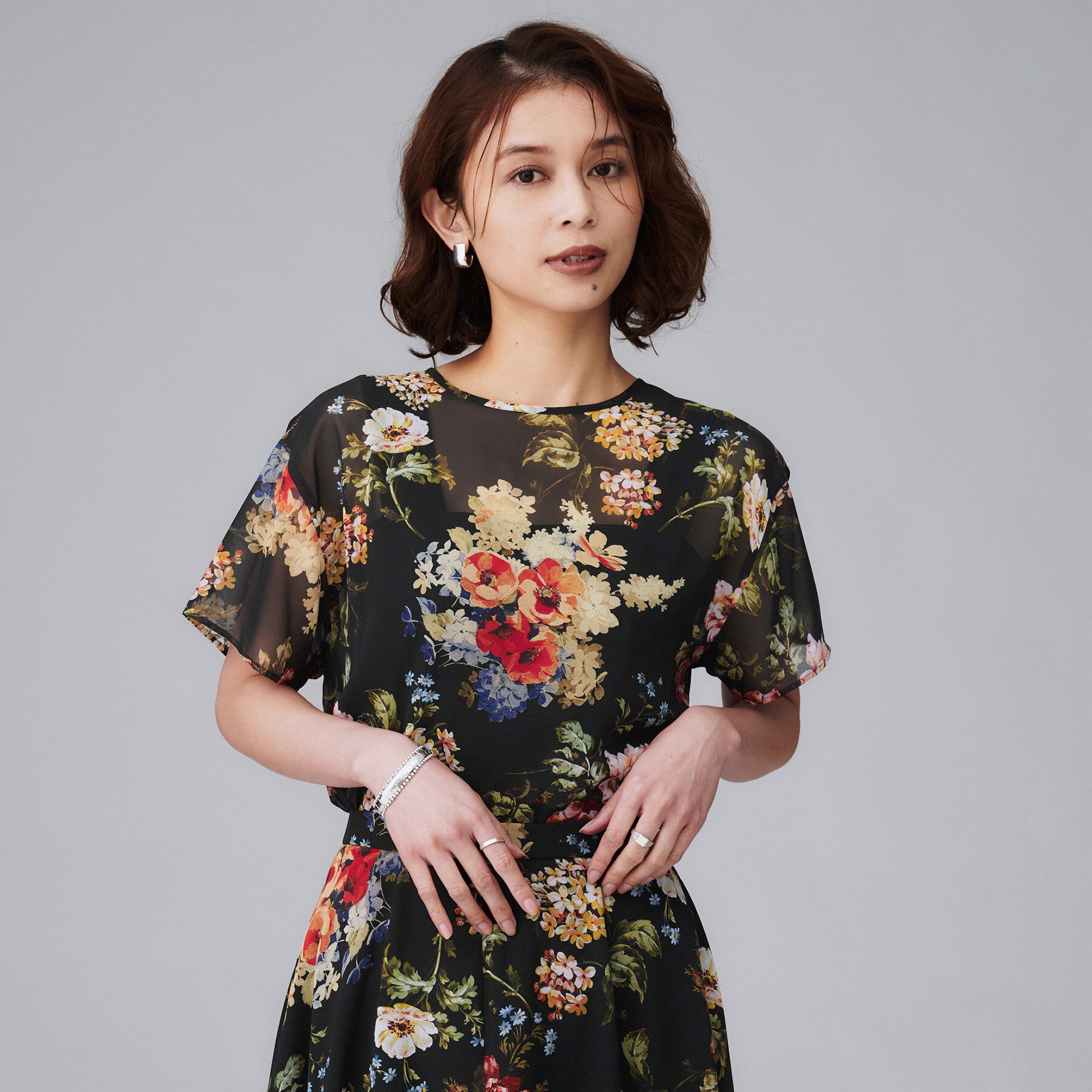 UNTITLED「【セットアップ可/花柄エレガント】アンティークフラワー柄ブラウス」|シャツ・ブラウス|