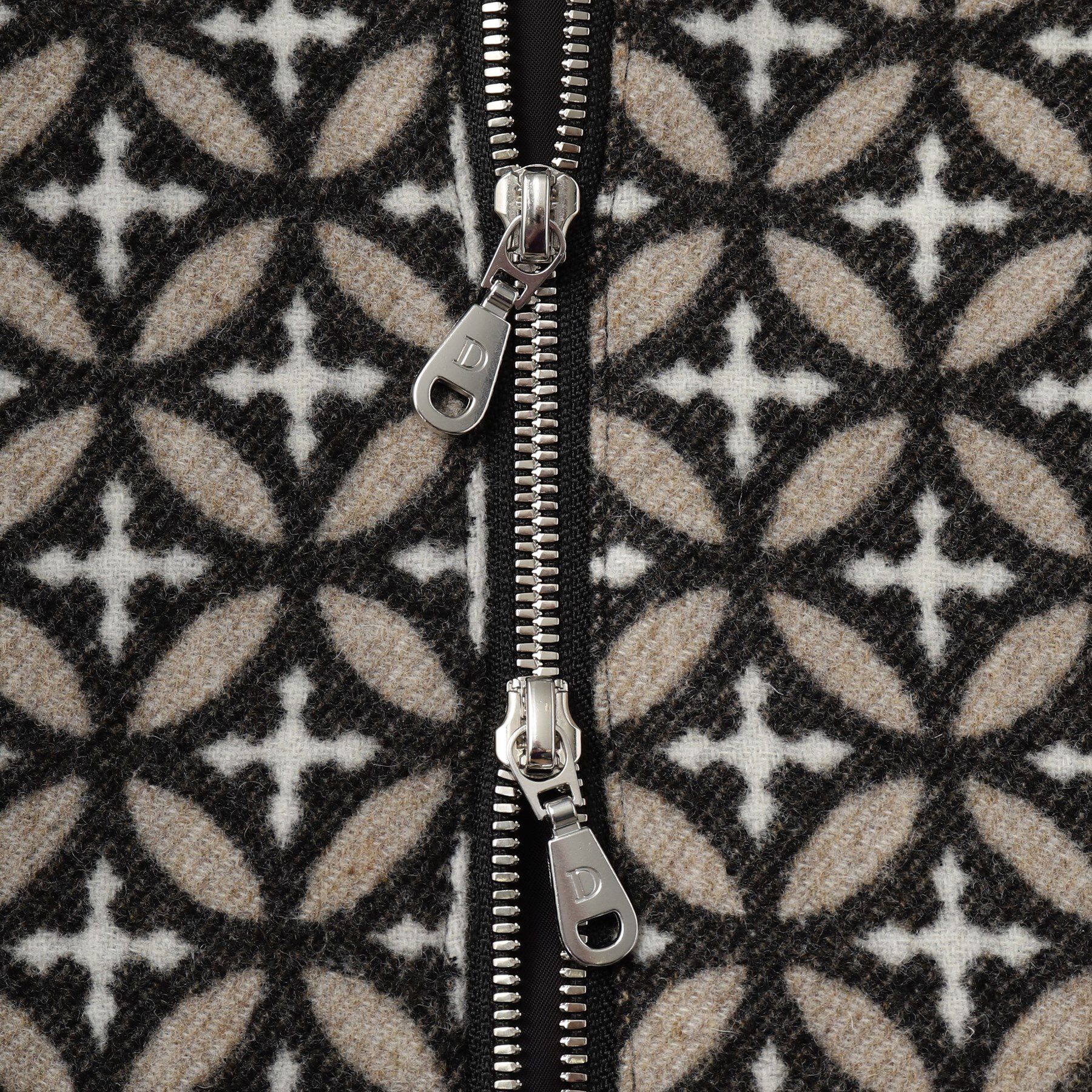 DRESSTERIOR「オーバーラップサークル ウールジャカードパーカー」|ブルゾン・スタジャン|