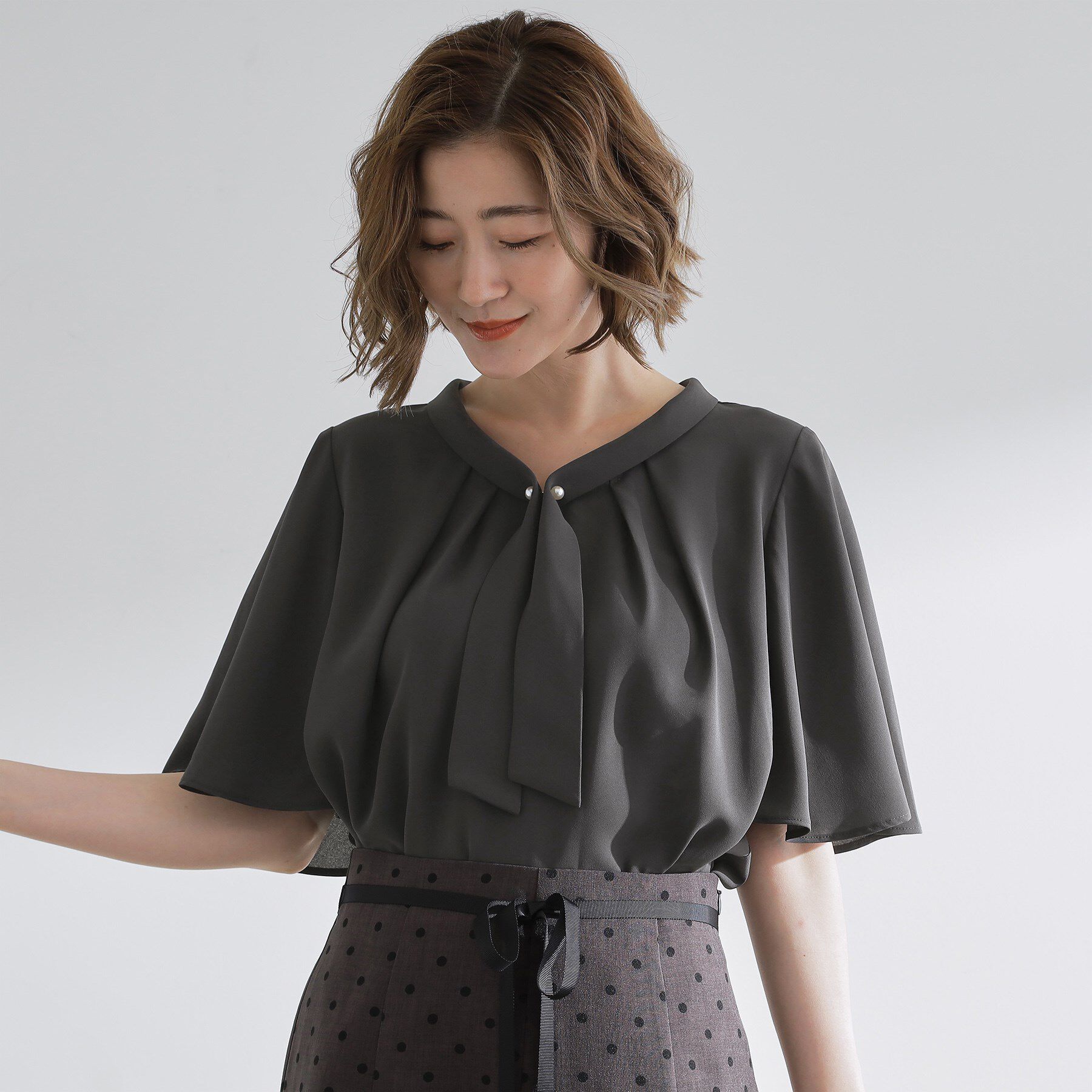 grove「【お仕事/二の腕カバー】パール調使いが華やか 上品ボウタイブラウス」|シャツ・ブラウス|