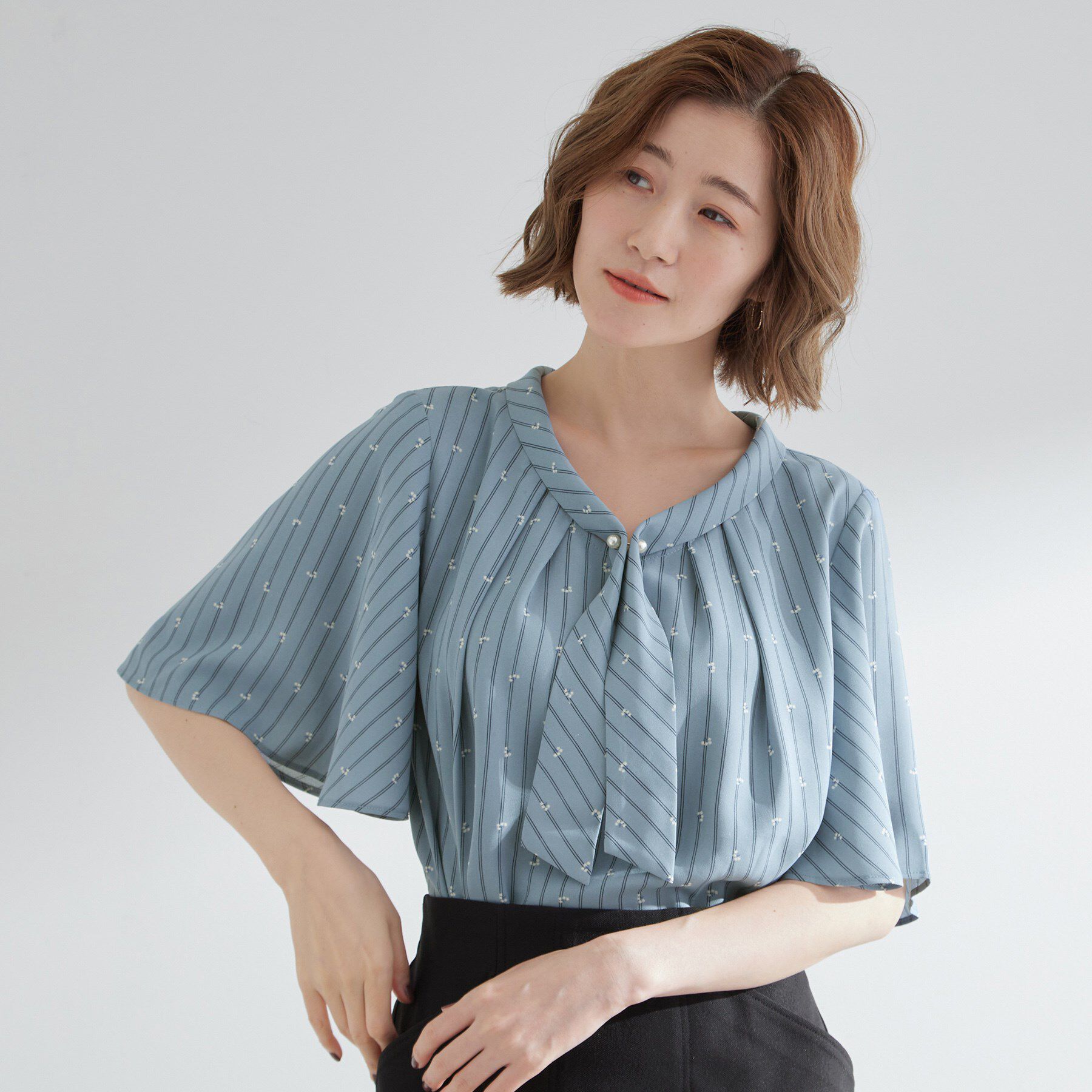 grove「【お仕事/二の腕カバー】パール調使いが華やか 上品ボウタイブラウス」|シャツ・ブラウス|ブルー(192)