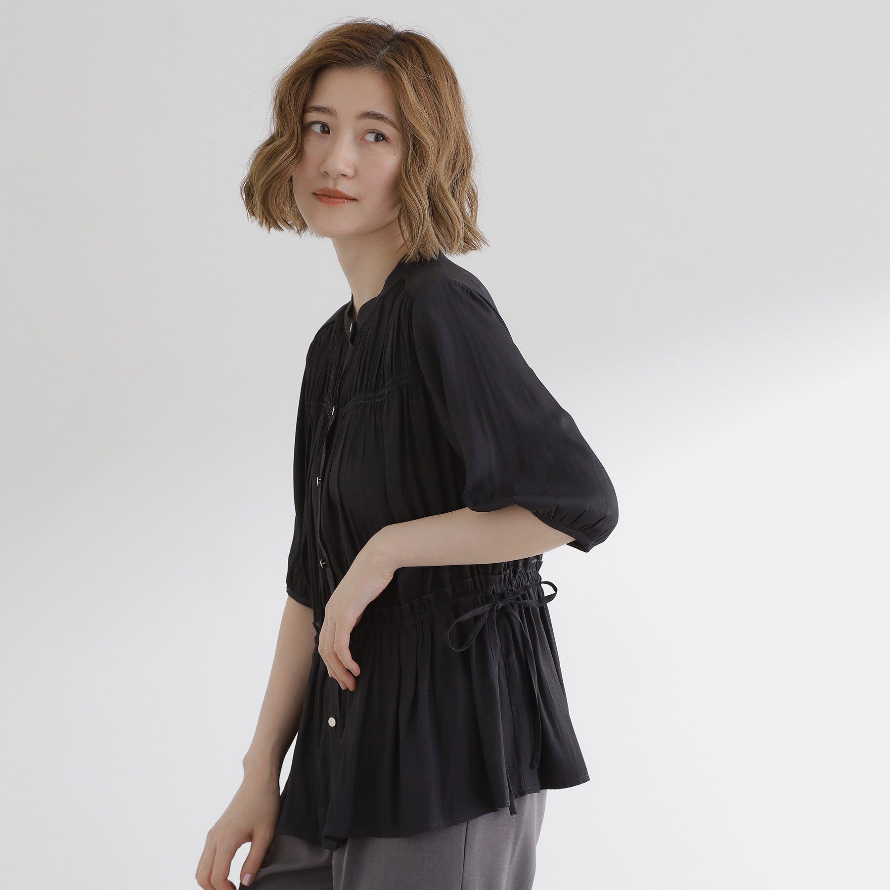 grove「【二の腕/体型カバー】メリハリシルエットが叶うシャーリングブラウス」|シャツ・ブラウス|ブラック(019)