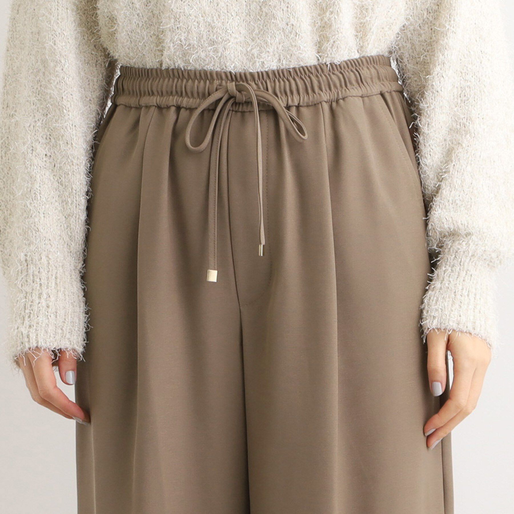 grove「きれい見えとリラックス感を両立。秋の大人カジュアルに効くイージーパンツ」|その他|