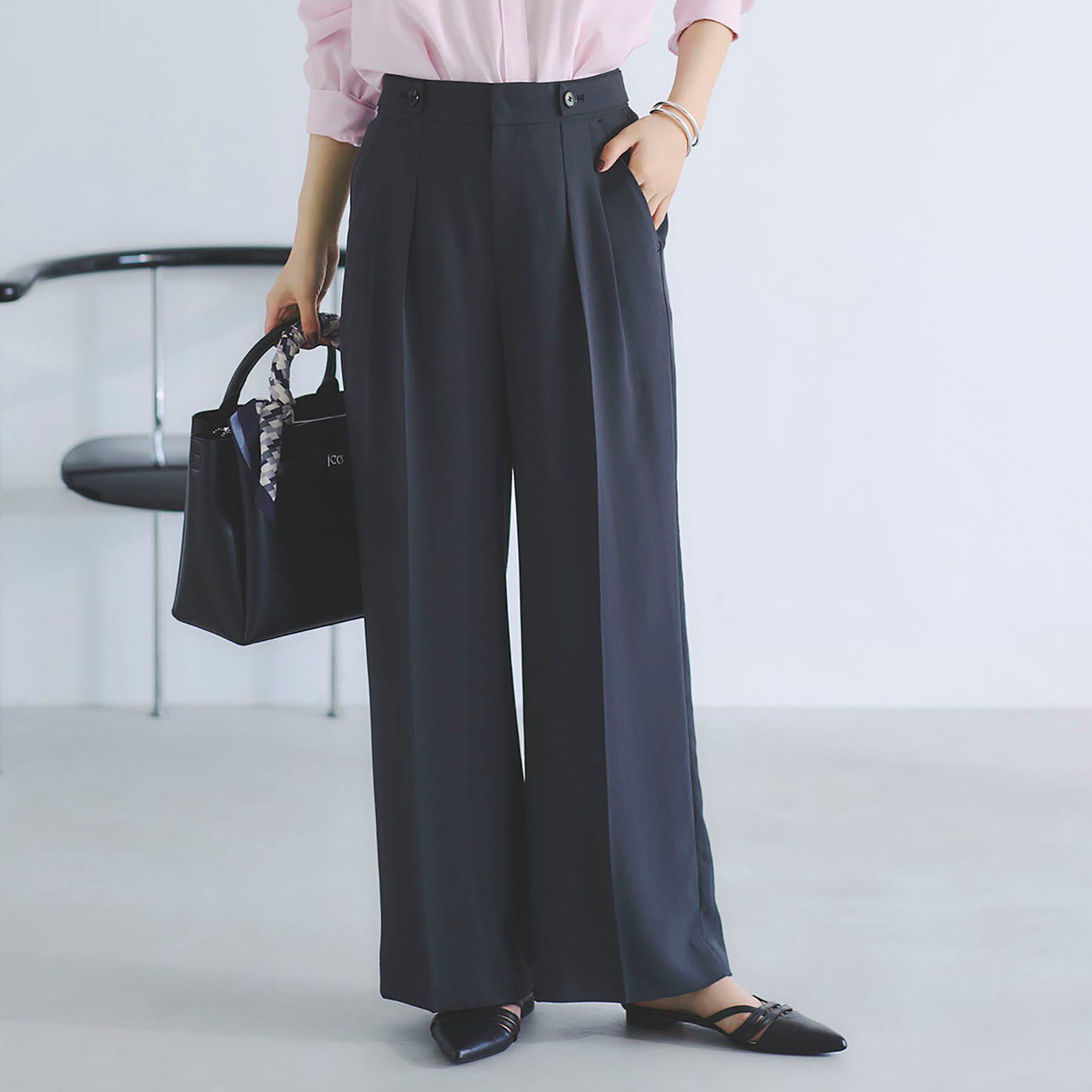 INDIVI「【着心地抜群！】タックワイドパンツ」|その他|チャコールグレー(0