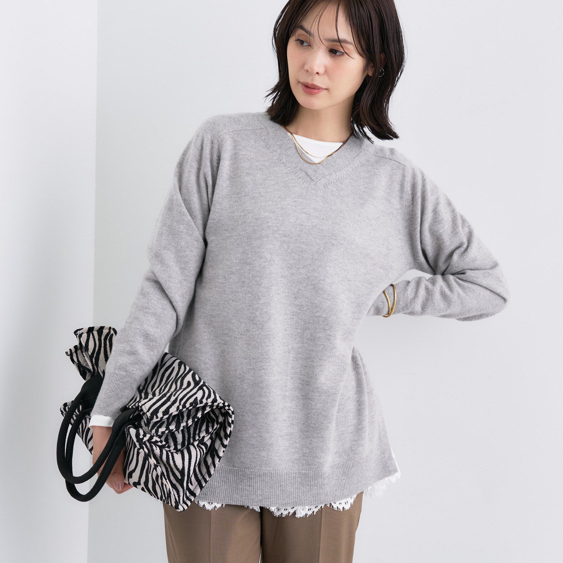 INDIVI「【洗える／チュニック丈／カシミヤ混】スリットデザインVネックニット」|ニット・セーター|