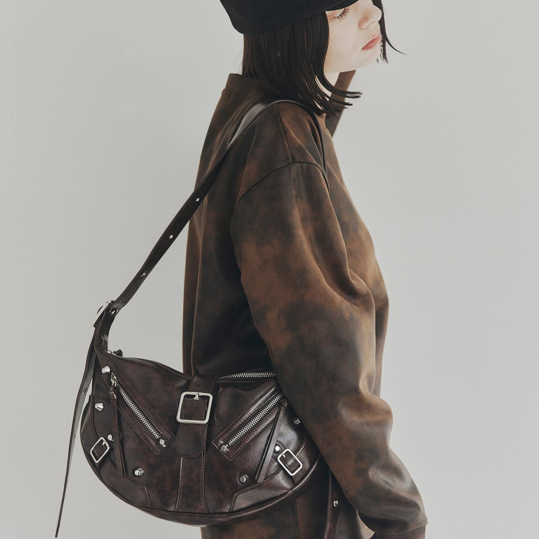 tk.TAKEO KIKUCHI「【FANCYシリーズ】スタッズクレセントショルダーバッグ」|ショルダー・メッセンジャー|