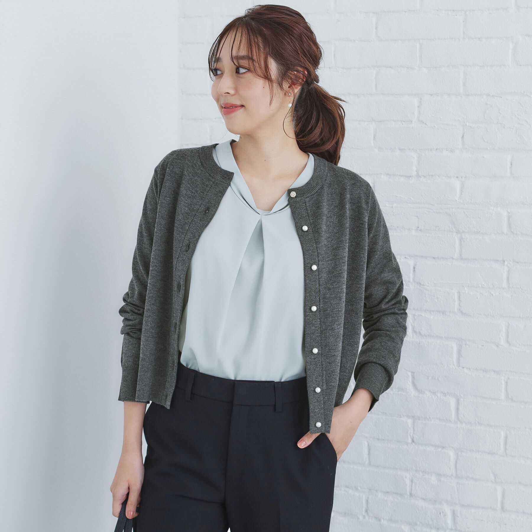 index「≪エマール検証済≫7colorビジュー釦クルーネックカーディガン【洗濯機洗い可】」|カーディガン|チャコールグレー(0