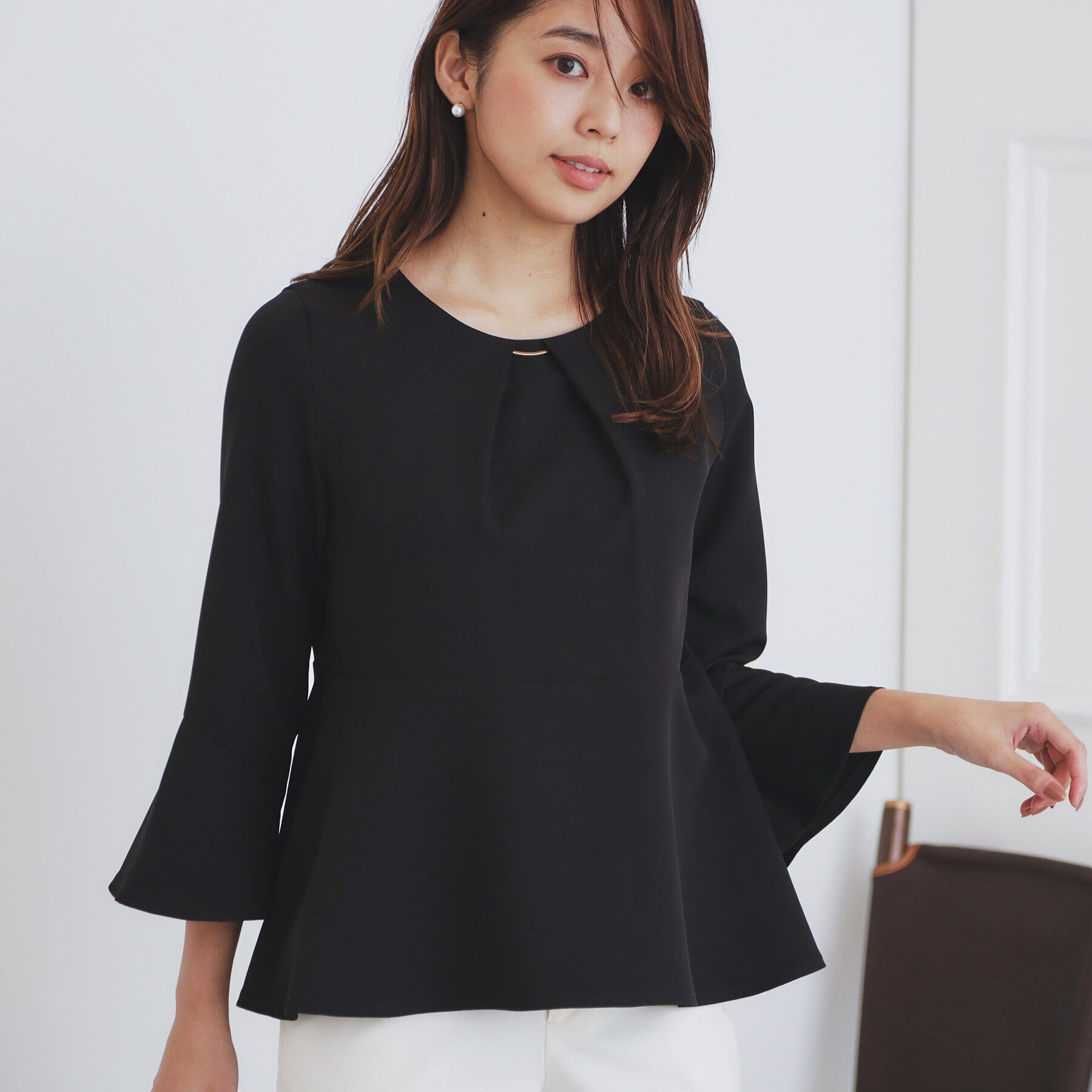 index「＜通勤・セレモニー/セットアップ対応＞フレアスリーブブラウス【洗濯機洗い可/ストレッチ/イージーアイ」|シャツ・ブラウス|ブラック(019)