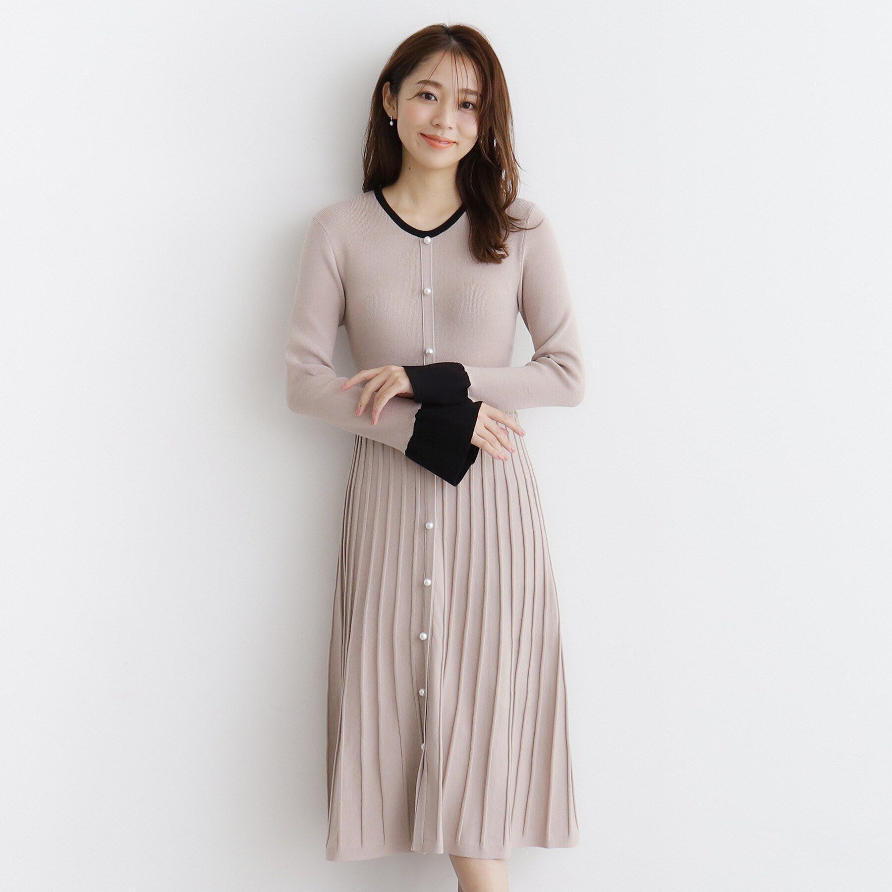 index「《美人百花掲載》パール調デザインバイカラーニットワンピース【洗濯機洗い可】」|ワンピース|グレージュ(550)