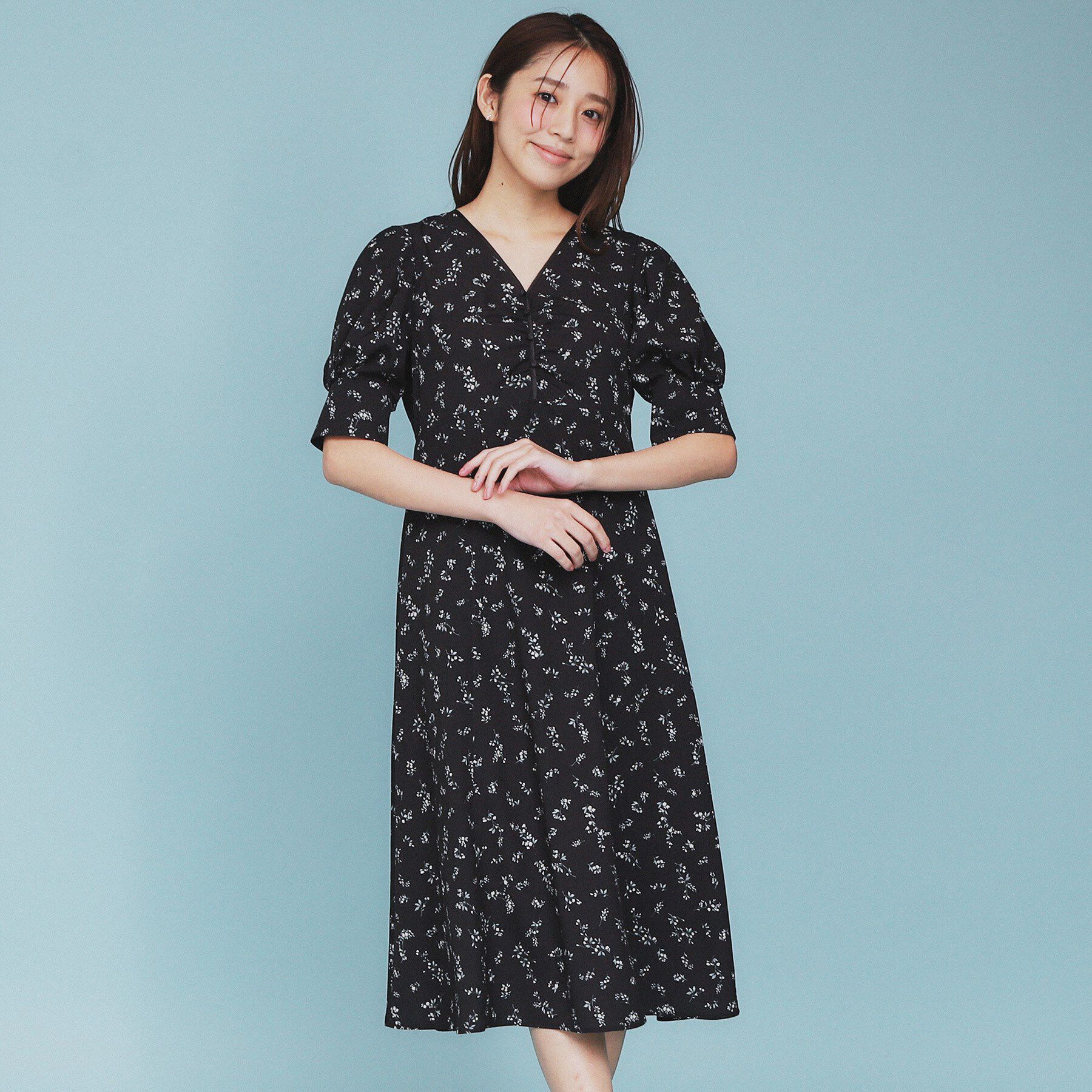 index「フラワーVネックフレアワンピース【洗濯機洗い可/イージーアイロン】」|ワンピース|ブラック(119)
