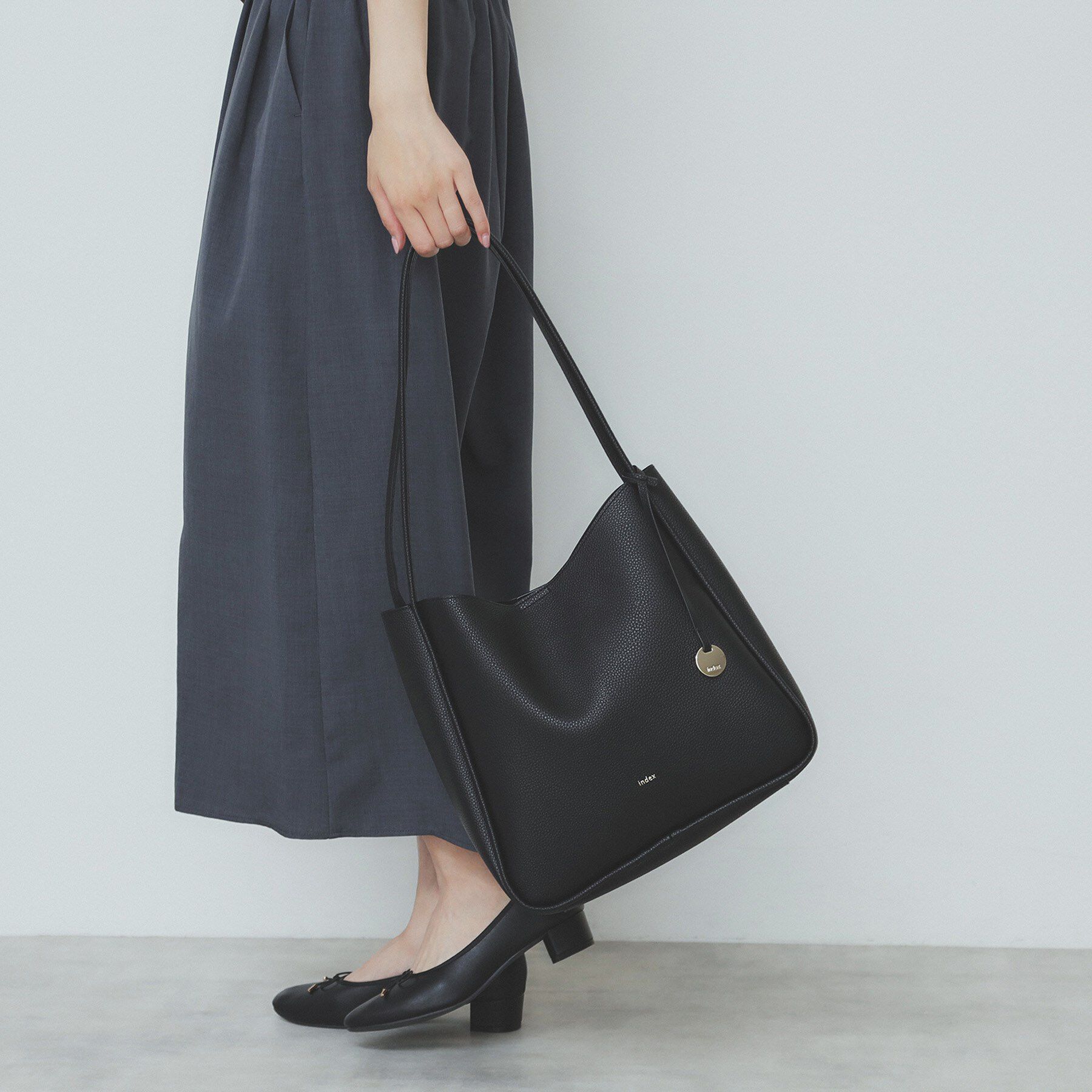 index「【A4サイズ収納可能】コインチャーム付きトートバッグ」|トートバッグ|ブラック(019)