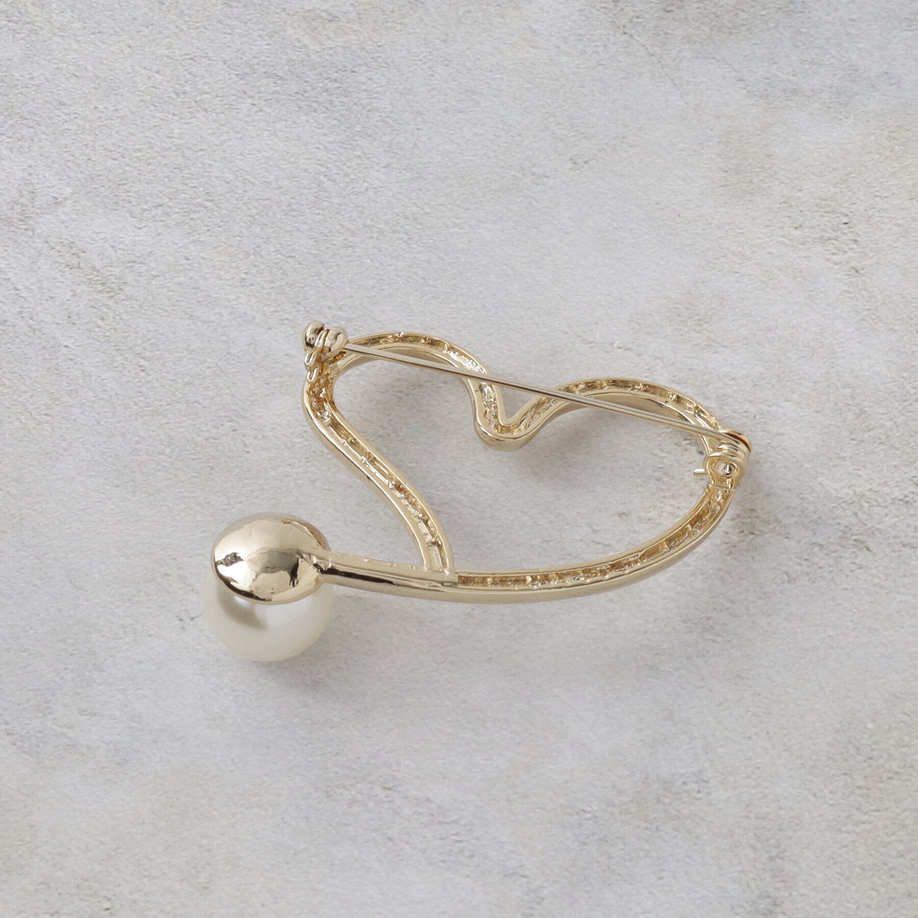 OPAQUE.CLIP「メタルハート&times;フェイクパールブローチ」|ブローチ・コサージュ|