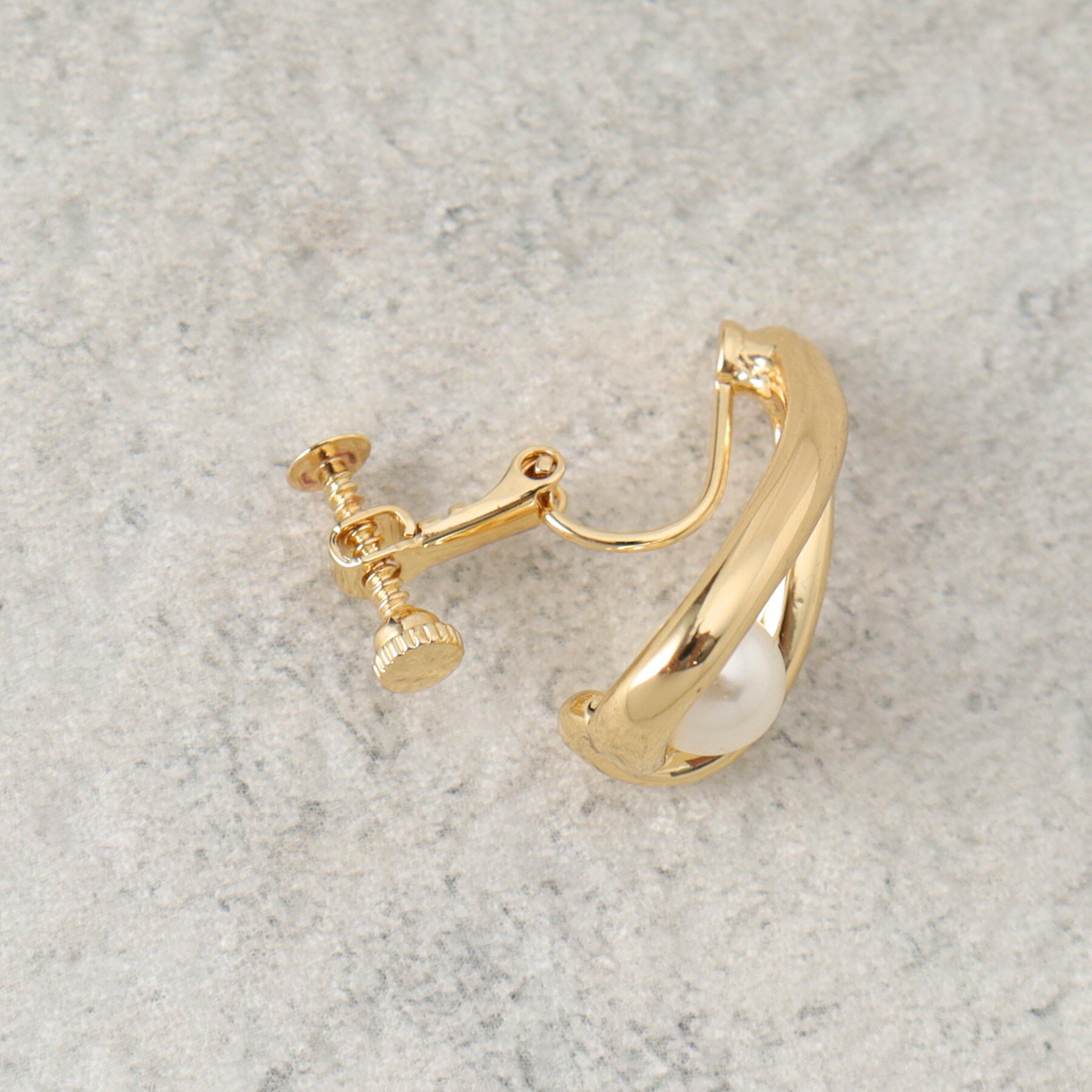 OPAQUE.CLIP「しずくメタル&times;フェイクパールイヤリング」|イヤリング|