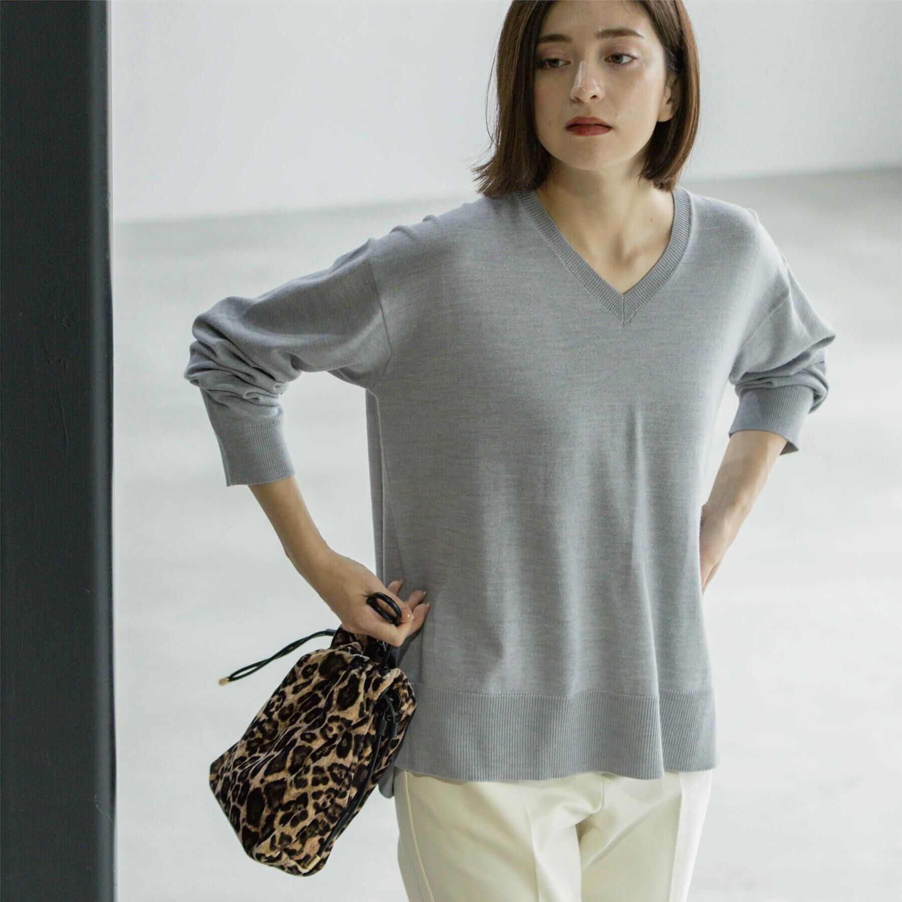 OPAQUE.CLIP「Vネックニット/エクストラファインメリノウール【THEシリーズ/洗濯機OK】」|ニット・セーター|グレー(812)