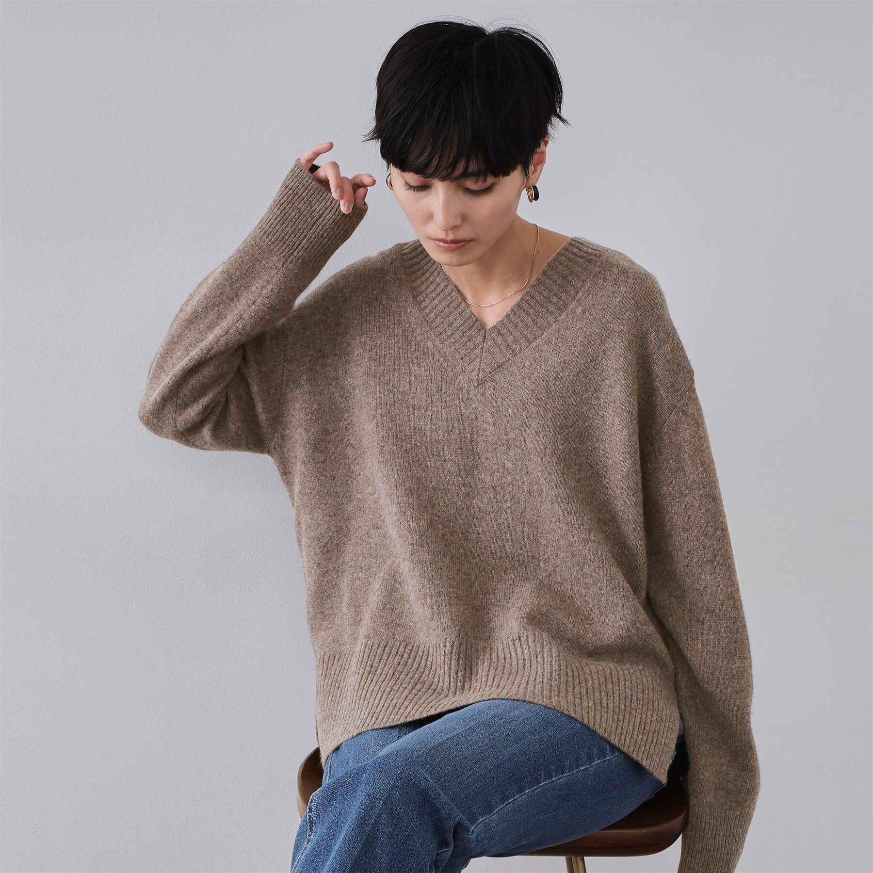 OPAQUE.CLIP「リラクシーVネックミドルゲージニット【洗える】」|ニット・セーター|モカブラウン(042