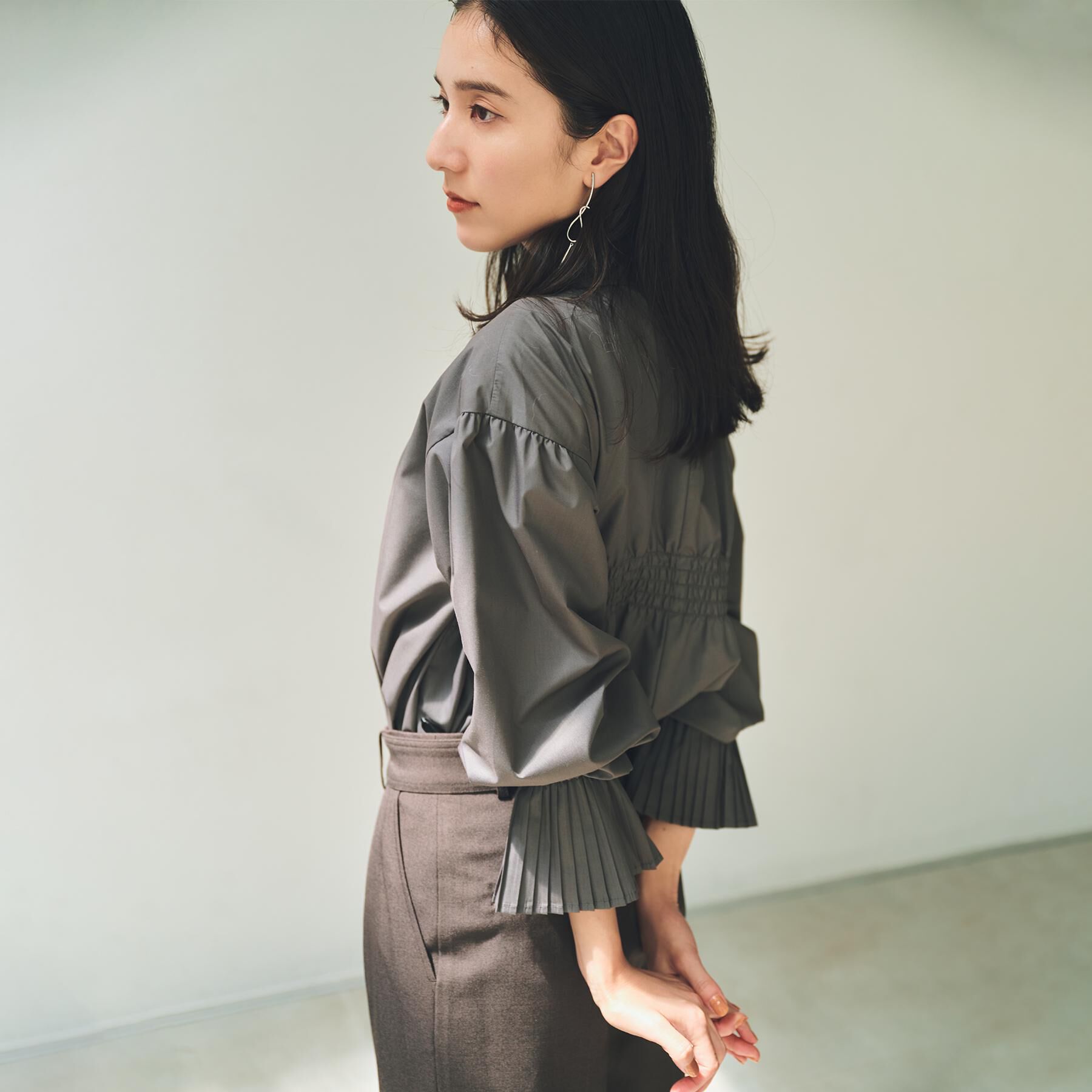 THE SHOP TK「袖プリーツ&バックシャーリングシャツ【体型カバー/洗える】」|シャツ・ブラウス|