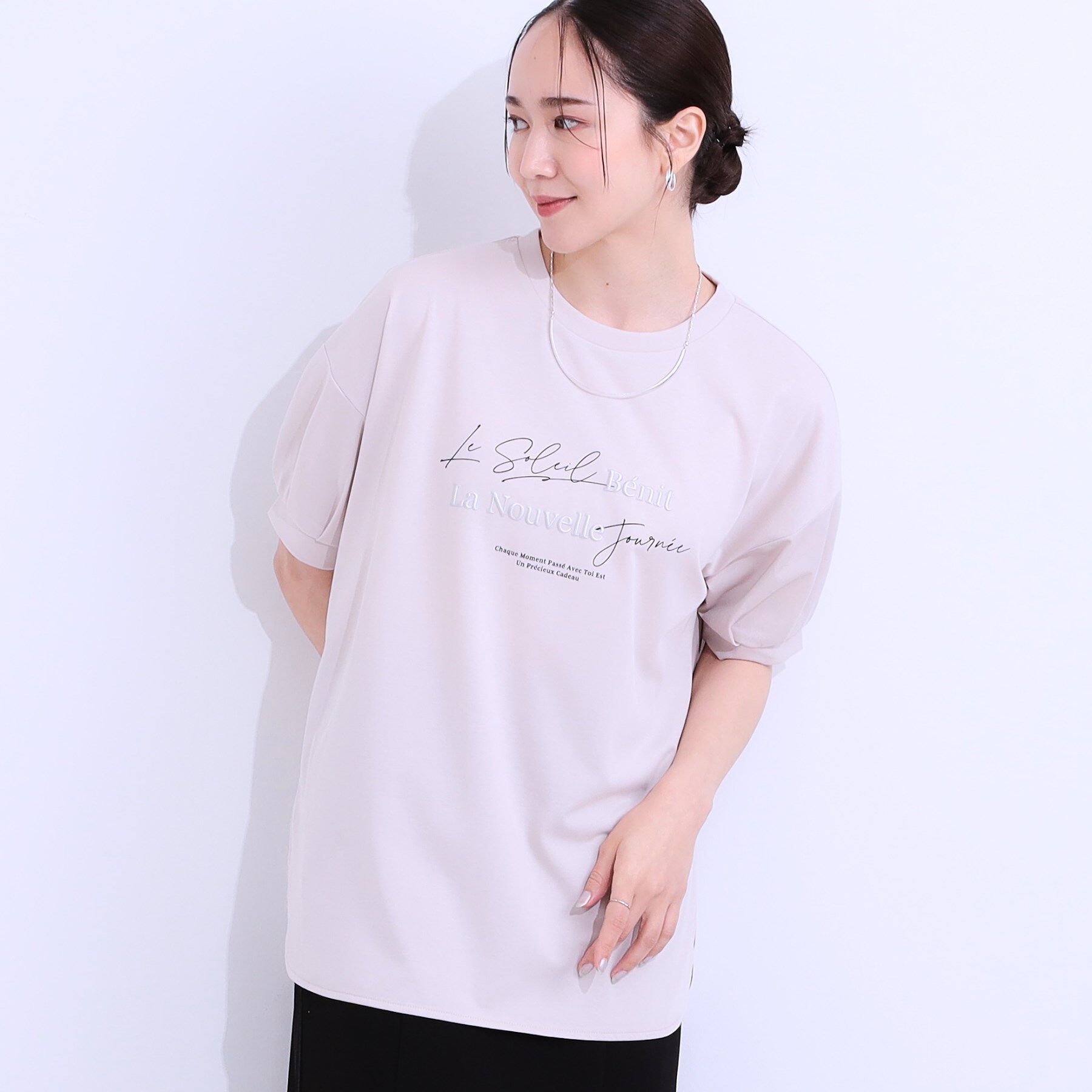 SHOO･LA･RUE「【S-LL/ひんやり/UV】ぷっくりラメプリントロゴTシャツ」|Tシャツ・カットソー|ライトベージュ(05