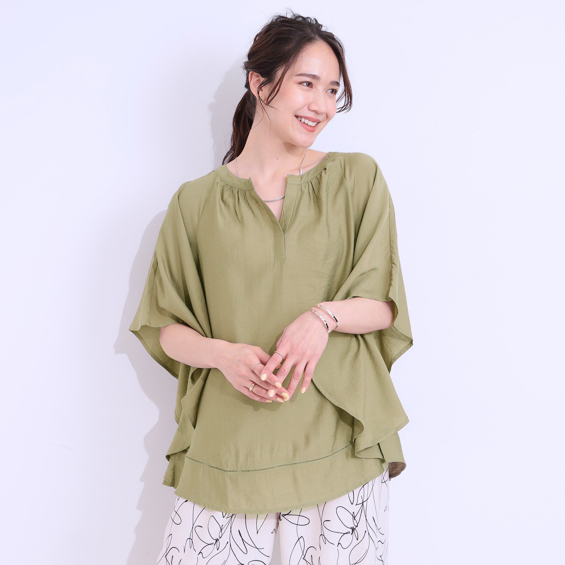 SHOO･LA･RUE「【洗える/ひんやり】涼しく体型カバー お袖フレア ドレープブラウス」|シャツ・ブラウス|